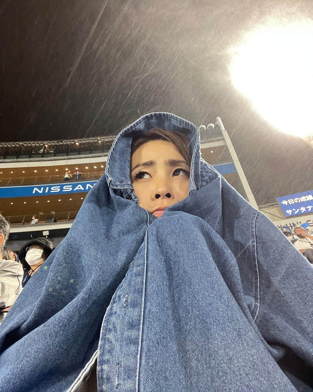 坂元美香さんのインスタグラム写真 - (坂元美香Instagram)「まけほー  ①今日は練習から！👀 ②早く来ると誰もいなくて 他人の写り込みも心配なく撮れる😊 ③今日はここから！ ④ベイメンチ（写真撮る前にひと口食べちゃってる🤫） 私メンチカツ苦手なのだけど… なぜか買いたくなって食べたら美味しかった！ ⑤やっぱりスターマンはかわいい。 ⑥今日のジワるリプレイ検証の逆再生🤣 ⑦今日は雨の予報なんて まったくなかったはずのにー！☹️  まけほーね🥲 でも、今日はお隣の席に座ってた ヤクルトファンのお母さんとの おしゃべりが楽しかった😊 お母さんは池山さんと栗山さんのファンなんだって✨  村上くん痛そうだった💦  突然のミストみたいな雨にはびっくりしたけど 帰宅したら渋谷区は雨降った形跡もなかった。 横浜だけだったのかしらね🤔  ということで、明日の神宮に期待🤩  2022観戦 34戦目 #坂元野球観戦記録 観戦試合 22勝12敗0分  #横浜スタジアム #ハマスタ #ヤクルトスワローズ #ヤクルト戦  #横浜戦 #ベイスターズ戦 #DeNAベイスターズ #プロ野球 #野球の楽しみ方は人それぞれ #リプレイ検証」9月12日 22時42分 - mika_saka