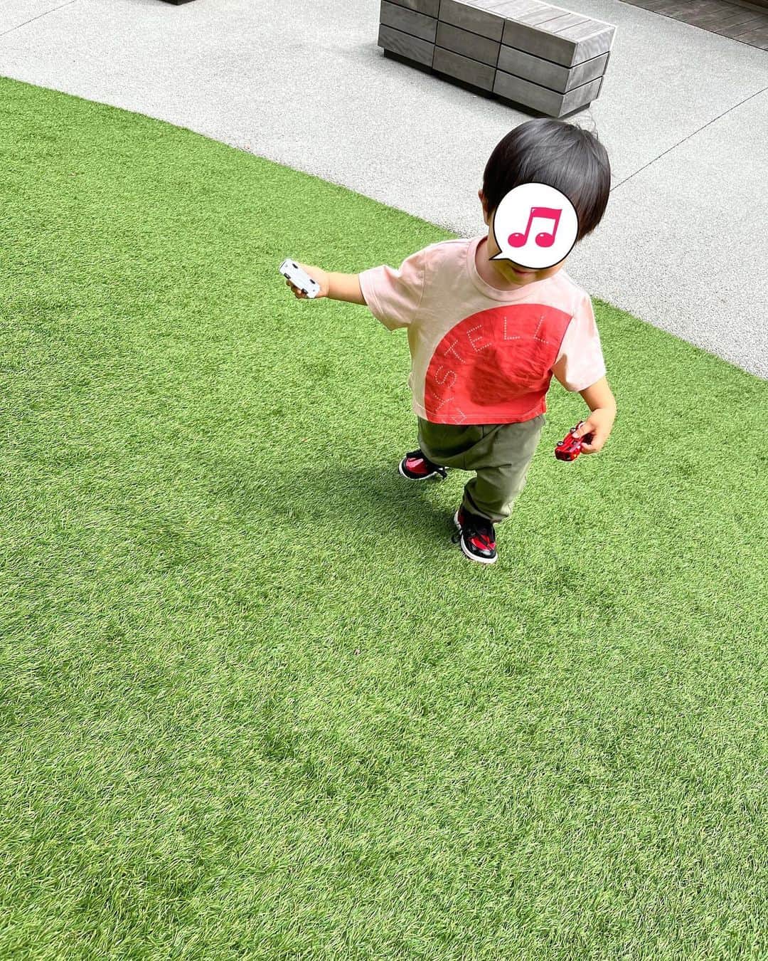 川田裕美さんのインスタグラム写真 - (川田裕美Instagram)「動物園も楽しんでいたけど、斜面を駆け上がったり下りたりする方が楽しいみたいでずっと走っていました✨🤣 そしていつでも手にはクルマのおもちゃ🚒🚑」9月12日 22時52分 - hiromikawata163