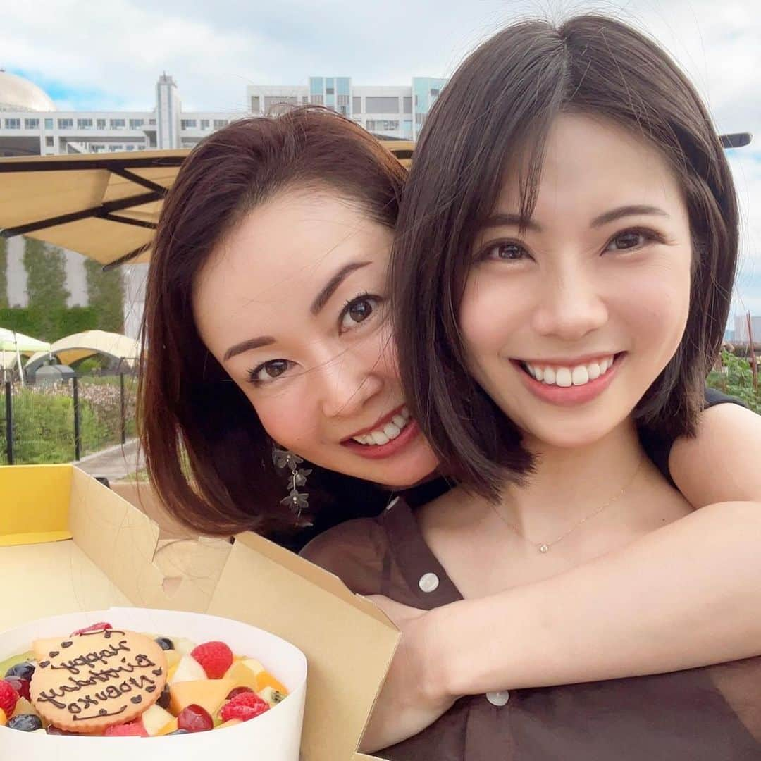 宮崎宣子さんのインスタグラム写真 - (宮崎宣子Instagram)「都会の農園バーベキュー広場のVIP席をお借りして6時間バーベキューパーティーをやりました💕  農園の中にバーベキュースペースがあり、お野菜はこちらで取れたナス🍆やピーマン🫑などを焼いて頂きました😊  お肉も神奈川県藤沢市で希少なみやじ豚のロースやウインナーなどもあり、 食材がとても豪華😍  農園内はお子さんが走り回ったり、 ブランコで楽しめたりとゆったりスペースを満喫できます💓  サプライズでまさかのバースデーケーキ🎂🎂❤️❤️ ありがとうー😭😭😭 めちゃくちゃ歌ってくれたー❣️❣️❣️  しかも私が大好きなタルトを準備してくれて本当にびっくり‼️ 嬉し〜🙏💕💕💕  色んな人とゆっくり話せたし、 夏も満喫できたし、 美味しいご飯と都会のど真ん中にこんな施設があるなんて知らなかったから、何倍も楽しめました😍  こうやってお祝いしてもらえることに感謝して、今後は皆さんへ恩返ししたいと思います☺️🙏  素敵な時間をありがとうございました🙏  #都会の農園バーベキューテラス  #vip席  #農園 #お台場 #バーベキュー #皆さんに感謝 #みやじ豚 #食材が豪華  #貸切 #都会のオアシス  #夏の楽しみ #バースデーケーキ #アムストラムグラム  #キルフェボン #シャインマスカットタルト  #サプライズバースデー  #ありがとう #心から感謝」9月12日 23時06分 - miyazaki_nobuko