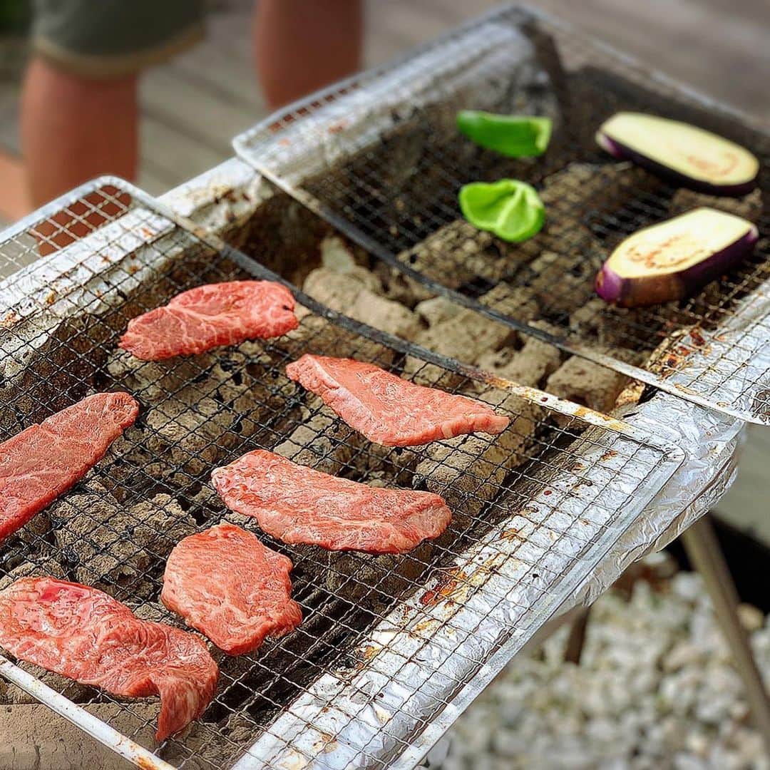 宮崎宣子さんのインスタグラム写真 - (宮崎宣子Instagram)「都会の農園バーベキュー広場のVIP席をお借りして6時間バーベキューパーティーをやりました💕  農園の中にバーベキュースペースがあり、お野菜はこちらで取れたナス🍆やピーマン🫑などを焼いて頂きました😊  お肉も神奈川県藤沢市で希少なみやじ豚のロースやウインナーなどもあり、 食材がとても豪華😍  農園内はお子さんが走り回ったり、 ブランコで楽しめたりとゆったりスペースを満喫できます💓  サプライズでまさかのバースデーケーキ🎂🎂❤️❤️ ありがとうー😭😭😭 めちゃくちゃ歌ってくれたー❣️❣️❣️  しかも私が大好きなタルトを準備してくれて本当にびっくり‼️ 嬉し〜🙏💕💕💕  色んな人とゆっくり話せたし、 夏も満喫できたし、 美味しいご飯と都会のど真ん中にこんな施設があるなんて知らなかったから、何倍も楽しめました😍  こうやってお祝いしてもらえることに感謝して、今後は皆さんへ恩返ししたいと思います☺️🙏  素敵な時間をありがとうございました🙏  #都会の農園バーベキューテラス  #vip席  #農園 #お台場 #バーベキュー #皆さんに感謝 #みやじ豚 #食材が豪華  #貸切 #都会のオアシス  #夏の楽しみ #バースデーケーキ #アムストラムグラム  #キルフェボン #シャインマスカットタルト  #サプライズバースデー  #ありがとう #心から感謝」9月12日 23時06分 - miyazaki_nobuko