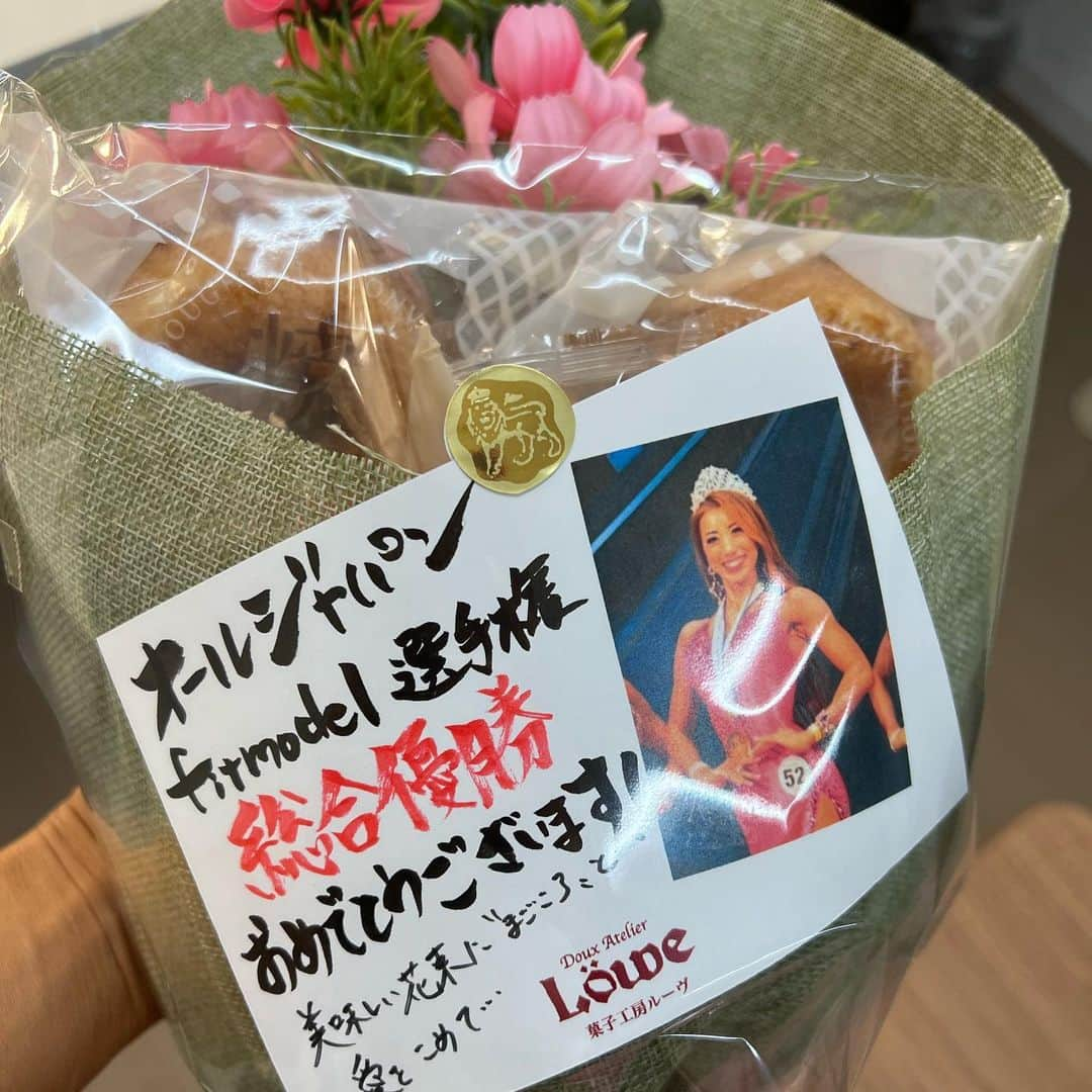 安井友梨さんのインスタグラム写真 - (安井友梨Instagram)「今年は全国７か所からゲストをとお声がけいただきましたが、  香川県が、2022年最後のゲストポーズとなりました。  香川県の石川理事長様からは３年ほど前から毎年香川にゲストにとお声がけくださっておりましたが大変残念ながら大会スケジュールが重なりお受けすることができず  ついについに念願の香川県ゲストポーズを務めさせていただくことになりました。  香川県の 皆さまの温かさが、、 なによりも嬉しくて嬉しくて 感動してしまいました😭😭  香川県ゲストポーズ 本当に素晴らしい大会にお招き 頂きありがとうございました。  沢山のパワーを ありがとうございました😭😭😭  オールジャパンまで、 ラストスパート頑張れます😭😭  本当にありがとうございました。  @jbbf_kagawa  #ダイエット #減量 #bikinifitness」9月12日 23時14分 - yuri.yasui.98