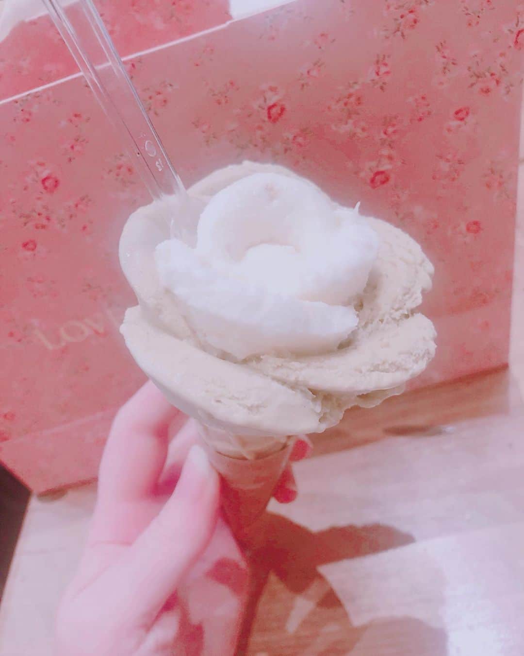 Elizabunnii エリザバニーさんのインスタグラム写真 - (Elizabunnii エリザバニーInstagram)「🍦Rose shape vegan gelato🍦💕  #agejo #agejogyaru #gyaru #gyarufashion #marsjapan #ガーリー #ガーリーコーデ #ギャル #ギャルコーデ」9月13日 5時10分 - dollie.bunnie