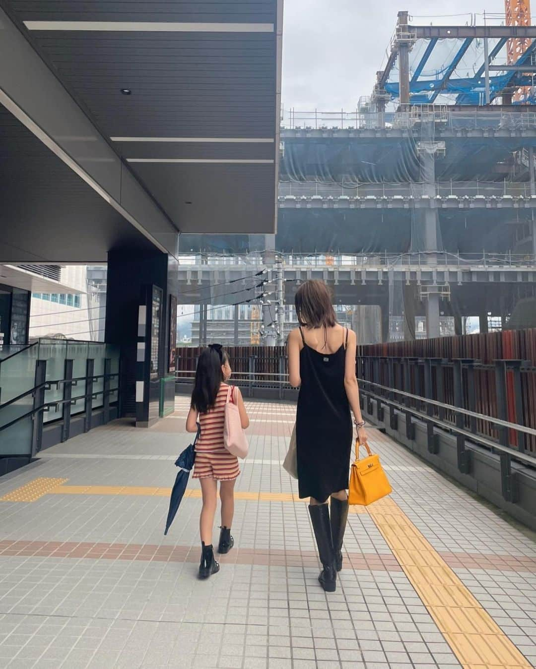 堀江直美さんのインスタグラム写真 - (堀江直美Instagram)「ブーツのご予約がラスト2日となりました✔︎  今年も沢山のご注文ありがとうございます✨  定番なので1足持っているととても重宝します！そして私ロングブーツは程よい硬さがあってフニャフニャしないタイプが好きで…同感してくださる方が多くとても嬉しいです🖤  こうして並んで歩くと成長を感じるな🥹  #HIAND#ハイアンド#エルメス#ロエベ#モノトーンコーデ#30代ファッション #40代コーデ#エルメスサンダル#母娘#親子コーデ#女の子ママ#hermes#hermès#kelly28#ケリー#ケリー28#ワンピースコーデ#hnhiand」9月13日 7時48分 - naomiiiiiiiiiiii