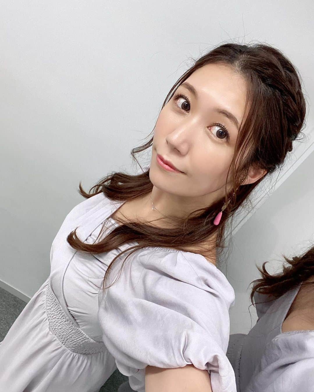 穂川果音さんのインスタグラム写真 - (穂川果音Instagram)「hairstyle  ハーフアップです😊  #アベプラ　#abema #気象予報士　#気象キャスター　#穂川果音 #前髪アレンジ　#ハーフアップ　#ハーフアップアレンジ　#hairstyle #hairarrange #ゆる巻き #お仕事記録」9月13日 11時50分 - hokawakanonn