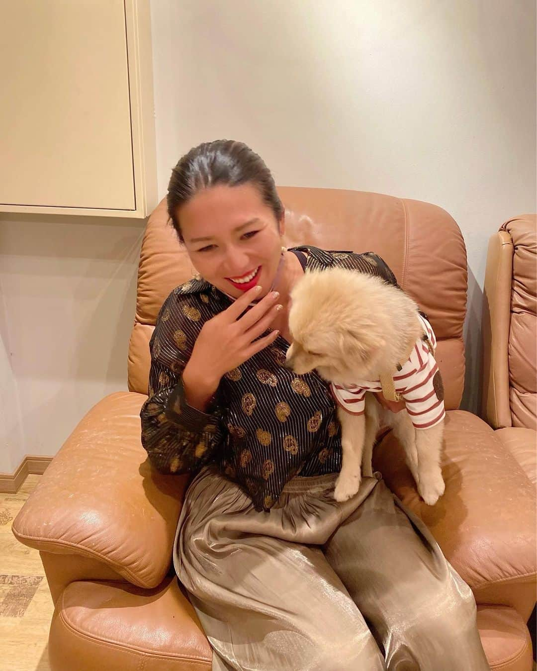 宮川紗麻亜さんのインスタグラム写真 - (宮川紗麻亜Instagram)「🌻 ピンちゃんとサマー ピンちゃんのカメラ目線は1枚しかないけど… いい写真だね💗  御曹司犬。⇦私が勝手に呼んでいるあだ名！笑 minkstyleの看板犬。 タイミングが合えば会えるかもね〜🐕💕 #ピンちゃん #御曹司犬 #minkstyle #看板犬 #dog #nailsalon #美容 #beauty #❤️ #summer #夏女」9月13日 12時18分 - sunflower__summer