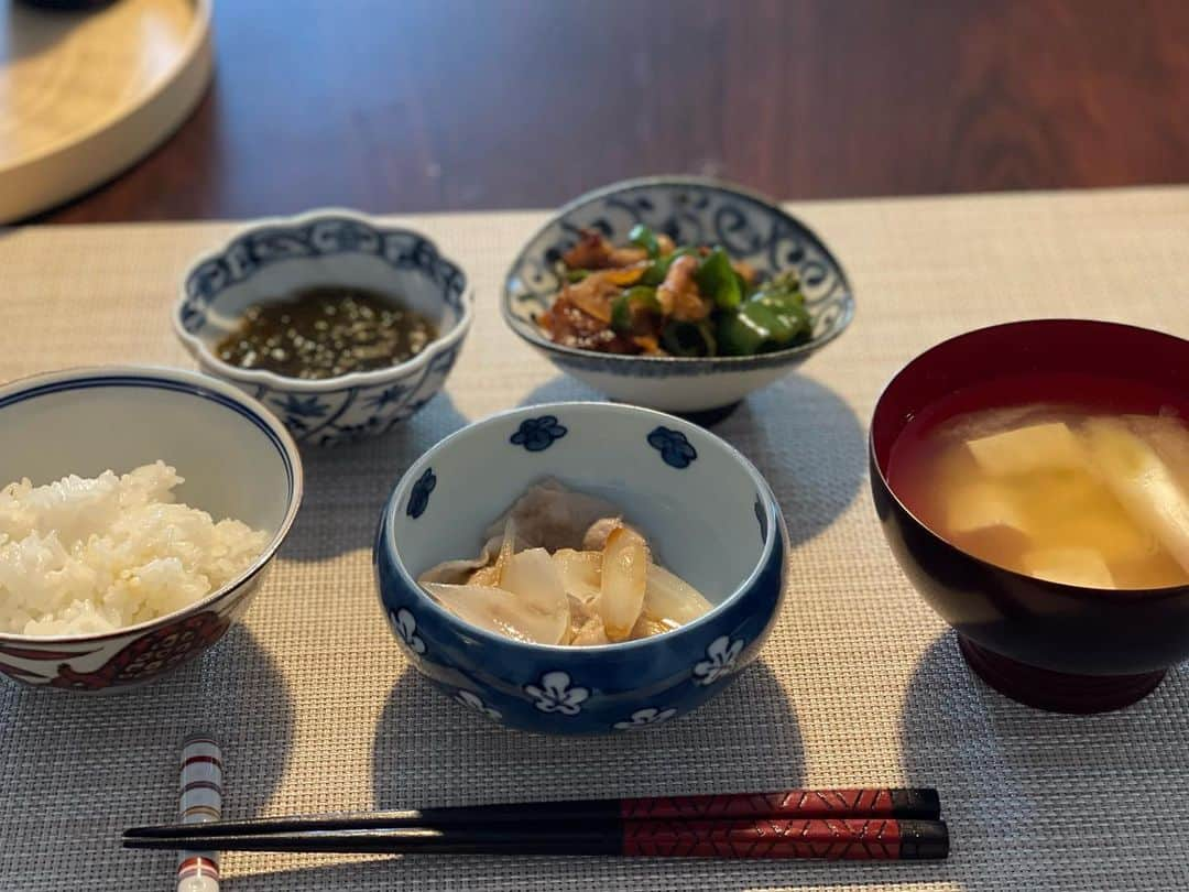 三浦瑠麗さんのインスタグラム写真 - (三浦瑠麗Instagram)「朝ごはんシリーズ。 温野菜に炒めもの。鯖寿司の朝もありました。 大きなお麩はたま麩。」9月13日 12時59分 - lullymiura