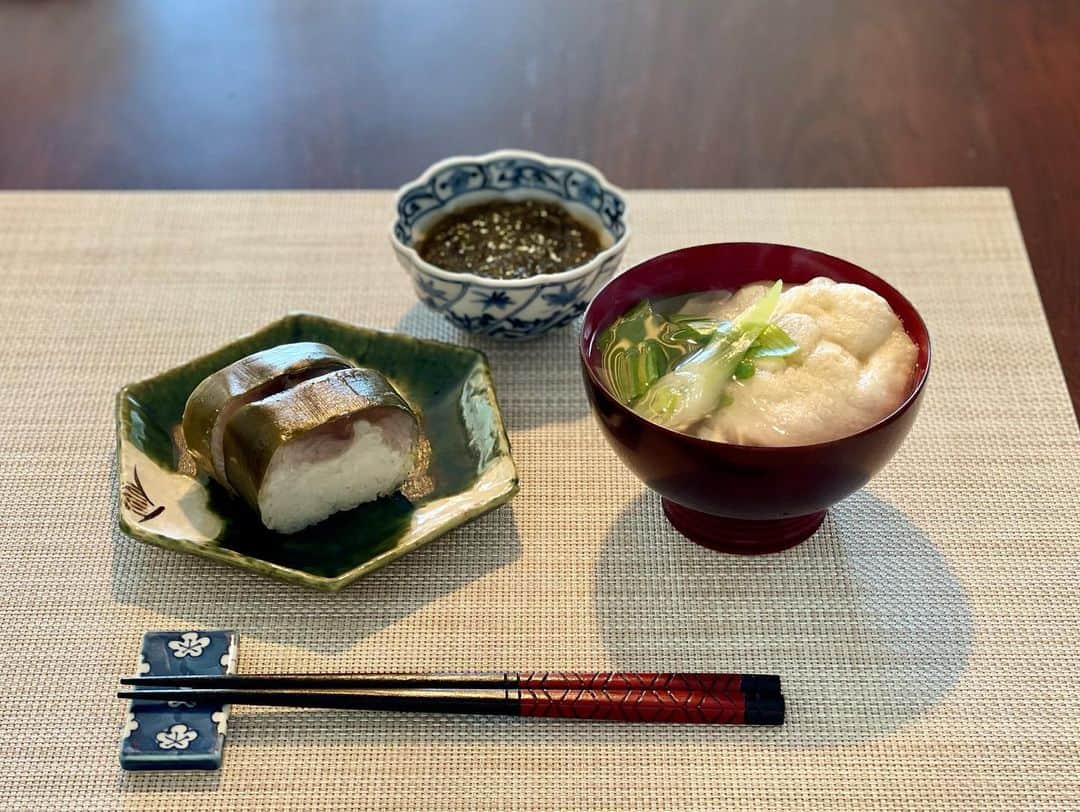 三浦瑠麗さんのインスタグラム写真 - (三浦瑠麗Instagram)「朝ごはんシリーズ。 温野菜に炒めもの。鯖寿司の朝もありました。 大きなお麩はたま麩。」9月13日 12時59分 - lullymiura