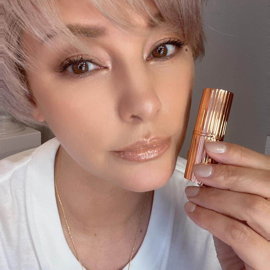 梅宮アンナさんのインスタグラム写真 - (梅宮アンナInstagram)「@charlottetilbury   今日の口紅です💄  最近、、make復活しつつ💕💕✨  時間あれば、  家でメイクの練習してます✨✨  口紅💄 @charlottetilbury   アメリカで人気過ぎて  中々購入難しくなっています😵‍💫😆  やっぱり、口紅好きは💄  色々混ぜて使うの💕  一本では、お気に入りの色は出ないからね😊  好きな色を出すには、  混ぜて使います💄  ベースは、基本、  マットタイプの口紅を  あとは、キラキラひかる gloss🤩です。  やっぱり、  作ろうかな〜✨✨  口紅   gloss  ヌードカラーが大好きです❤️  ✨✨✨💕💕💕💕💕💕💄💄💄💄💄  #charlottetilbury  #口紅マニア  #口紅作りたいな #nudecolor  #makeup」9月13日 14時14分 - annaumemiya