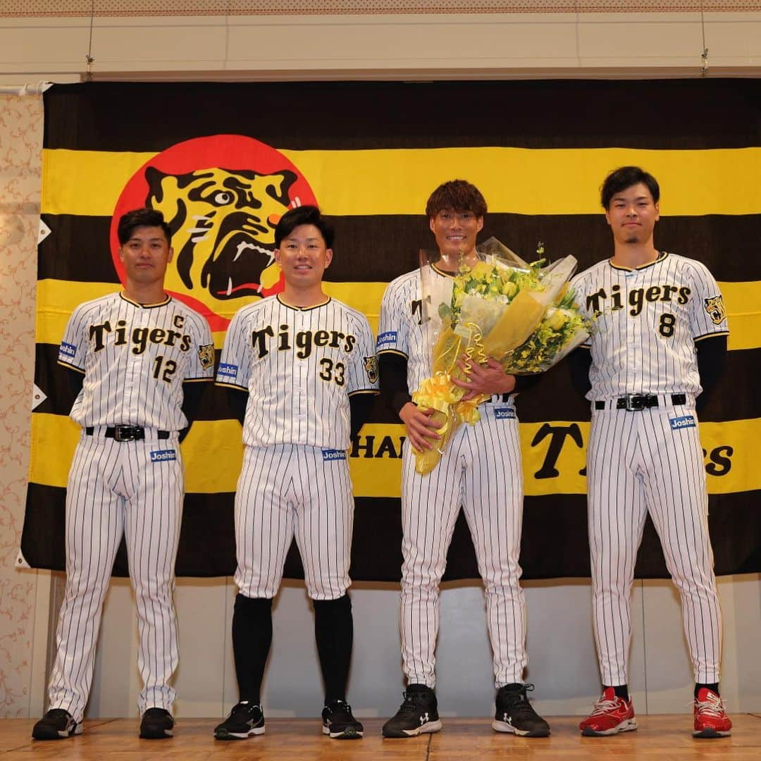 阪神タイガースさんのインスタグラム写真 - (阪神タイガースInstagram)「本日の糸井嘉男選手の引退会見の様子です！ 会見の最後には、サプライズで坂本選手、糸原選手、佐藤輝明選手が花束の贈呈を行いました！ #糸井嘉男 選手 #引退会見  #坂本誠志郎 選手 #糸原健斗 選手 #佐藤輝明 選手 #阪神タイガース  #イチにカケル！」9月13日 15時36分 - hanshintigers_official