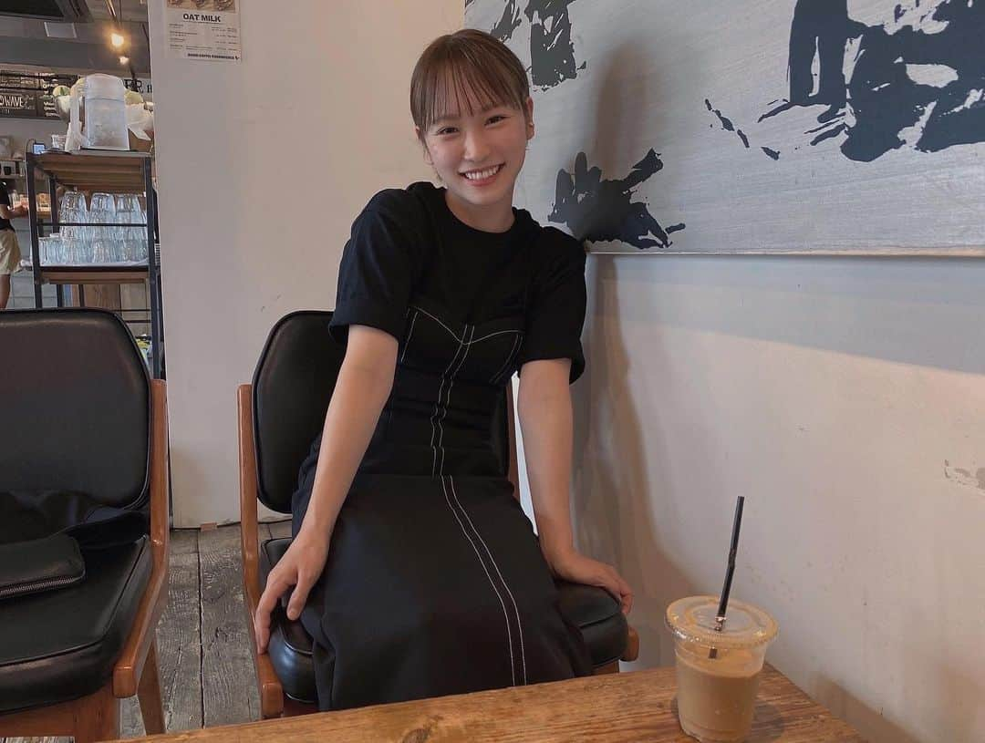 川栄李奈さんのインスタグラム写真 - (川栄李奈Instagram)「空き時間にマネージャーさんと☕️ めっちゃ楽しそうなんだけど (右頬のニキビパッチ気にしないで) (絶対この服ちよりと被ってる) 今日もお疲れ様でした〜！」9月13日 16時43分 - rina_kawaei.official