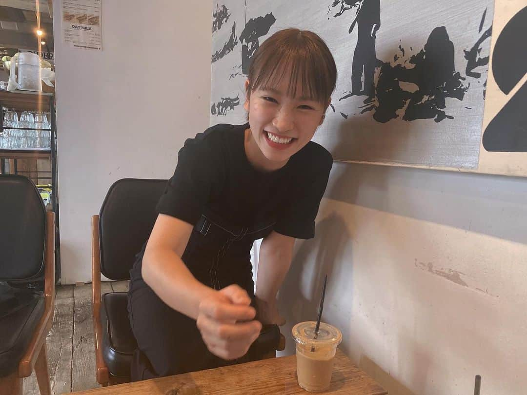 川栄李奈さんのインスタグラム写真 - (川栄李奈Instagram)「空き時間にマネージャーさんと☕️ めっちゃ楽しそうなんだけど (右頬のニキビパッチ気にしないで) (絶対この服ちよりと被ってる) 今日もお疲れ様でした〜！」9月13日 16時43分 - rina_kawaei.official