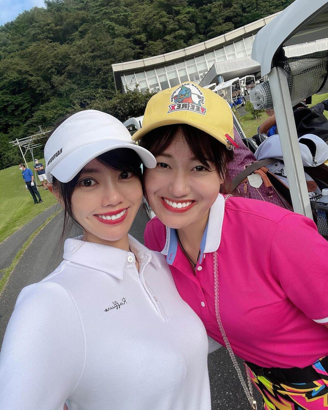 hina2221さんのインスタグラム写真 - (hina2221Instagram)「@teerexgolf.official ポーズ💓 ティーレックス🦖さんの会員の方々と一緒に ラウンドしてきました✨🥳  ゴルフラウンドサブスクリプション⛳️ TEEREX🦖💨  年会費59,800円でラウンドし放題✨  . 2枚目はTeeRex女子ゴルフ部員のごまちゃんと💓 . .  #ゴルフ女子初心者#ゴルフコーデ#ゴルフウェア#インスタゴルフ女子#ゴルフ好き##インスタゴルフ部#ドライバー#スイング動画#巻き髪ロング #ゴルフウェア golfgirlsofinstagram#高尔夫#日焼け#韓国ファッション#韓国ゴルフウェア#韓国大好き#ラフィユーロ」9月13日 16時53分 - hina22221