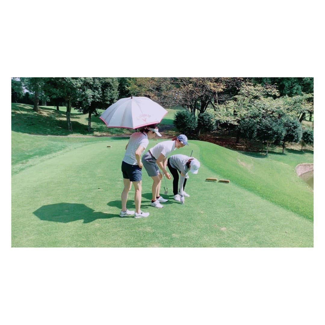 田中雅美さんのインスタグラム写真 - (田中雅美Instagram)「寺川綾ちゃん @terakawaaya_official  ゴルフデビュー⛳️☺️  ・ ・ みんなのお兄さん的存在の高取先生がアドバイスを下さって、綾は初めてゴルフと思えぬプレーで最後まで楽しいラウンドでした。  先生の腰に手を回してるぽく写ってるけど帽子持ってます笑 偉そうに見えてごめんなさい笑  ・ ・ 本当に上手で、あっという間に上手くなりそう！  ・ ・ 恭子ちゃん　@kyo_koiwasaki  と私も楽しませてもらいました。  ・ ・ 陸のスポーツは難しいけど、陸も楽しいね✨  #ゴルフ #ゴルフデビュー #寺川綾　ちゃん #岩崎恭子　ちゃん #先生ありがとうございました #初ラウンド」9月13日 18時17分 - tanakamasami_official