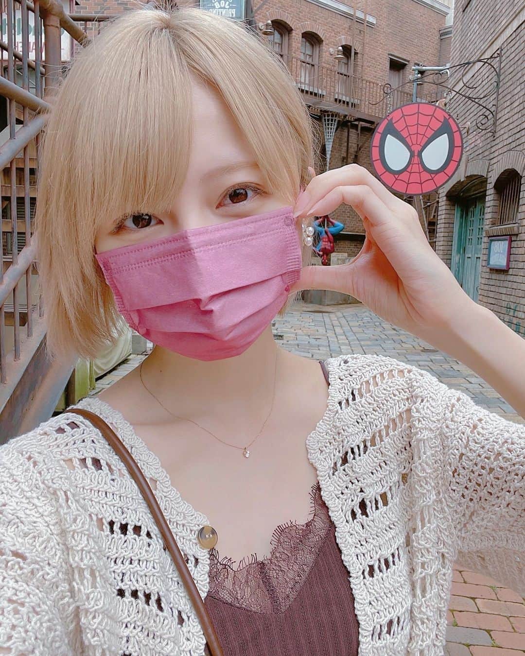 こばしり。さんのインスタグラム写真 - (こばしり。Instagram)「25歳にして、初めてのユニバーサル・スタジオ・ジャパン🌏✨  スーパー・ニンテンドー・ワールドもハリー・ポッターも凄く凄くずーーっと気になってたから行けて凄く嬉しかった🐻‍❄️✨  そして！！スパイダーマン！！！🕸 テンション上がりまくり...🥹🙏🏻 会えた、スパイダーマンに会えた🕷() アトラクション凄かったよ...ビルの上に登る瞬間とか凄くハラハラした🌃 しかもマネージャーさんがずっと「落ちますよ！落ちます！」とか永遠に嘘ついてきたからハラハラ度倍増でした(許すまじ) あと、ショップでTシャツ買った🐻‍❄️沢山着る🕸  初のユニバーサル・スタジオ・ジャパンはとにかく広かった...🌏 全部に興味津々になっちゃうから全然1日じゃ足りなかった！！ ので、またいつか行った時は改めて沢山巡ろうと思ったよ👏🏻  KKdayっていう、本当に色々予約出来るアプリがあって、大阪旅行もするからKKdayでまとめて予約したんだけど💭 とても楽だったのでおすすめ！使ってみてね🙌🏻  #ユニバーサルスタジオジャパン #PR #NOLIMIT #超元気特区 #kkday旅 #大阪観光」9月13日 19時08分 - lovetomato_24