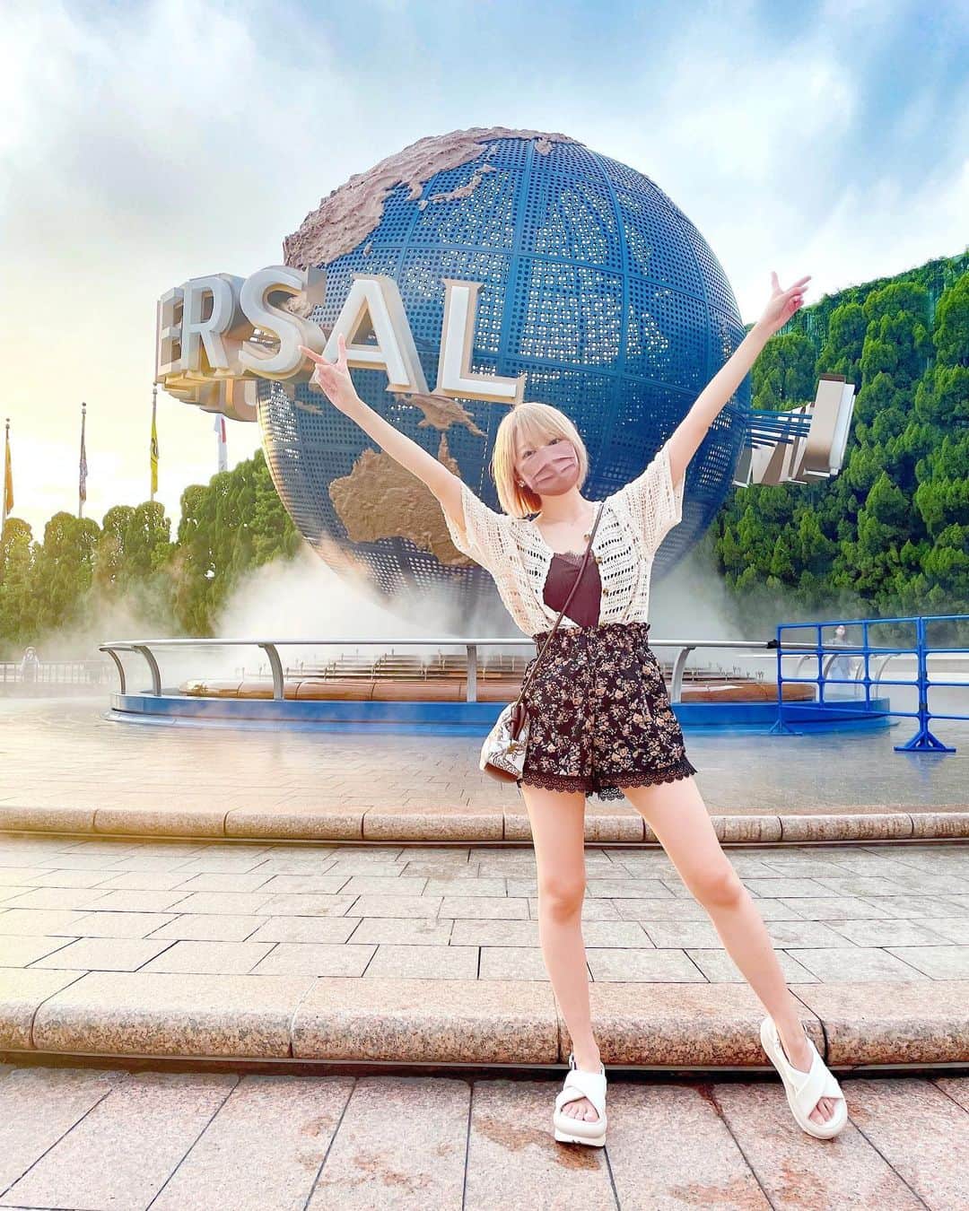 こばしり。さんのインスタグラム写真 - (こばしり。Instagram)「25歳にして、初めてのユニバーサル・スタジオ・ジャパン🌏✨  スーパー・ニンテンドー・ワールドもハリー・ポッターも凄く凄くずーーっと気になってたから行けて凄く嬉しかった🐻‍❄️✨  そして！！スパイダーマン！！！🕸 テンション上がりまくり...🥹🙏🏻 会えた、スパイダーマンに会えた🕷() アトラクション凄かったよ...ビルの上に登る瞬間とか凄くハラハラした🌃 しかもマネージャーさんがずっと「落ちますよ！落ちます！」とか永遠に嘘ついてきたからハラハラ度倍増でした(許すまじ) あと、ショップでTシャツ買った🐻‍❄️沢山着る🕸  初のユニバーサル・スタジオ・ジャパンはとにかく広かった...🌏 全部に興味津々になっちゃうから全然1日じゃ足りなかった！！ ので、またいつか行った時は改めて沢山巡ろうと思ったよ👏🏻  KKdayっていう、本当に色々予約出来るアプリがあって、大阪旅行もするからKKdayでまとめて予約したんだけど💭 とても楽だったのでおすすめ！使ってみてね🙌🏻  #ユニバーサルスタジオジャパン #PR #NOLIMIT #超元気特区 #kkday旅 #大阪観光」9月13日 19時08分 - lovetomato_24