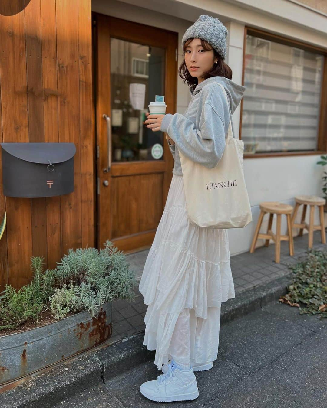 izu（出岡美咲）さんのインスタグラム写真 - (izu（出岡美咲）Instagram)「先日の休日服。  白とグレーで合わせてみたら かわいくなりました☕️ ニット帽は明日発売です。  皆さま、1周年ノベルティのLTANCHEトート、使って下さり有難うございます。 わたしは休日も仕事の日も、iPadやPC入れるのに毎日使っていて 重宝しています♡  ではでは、今夜も皆さん ゆっくり過ごして下さいね。  今日も観て下さって ありがとうございます。  優しい夜を🌙  #休日コーデ #秋コーデ #coordinate #秋服 #LTANCHE #休日服 #カジュアルコーデ #casualstyle #casual #outfit #カフェ巡り #ニット帽 #スウェットコーデ #パーカーコーデ」9月13日 19時29分 - izu_stagram