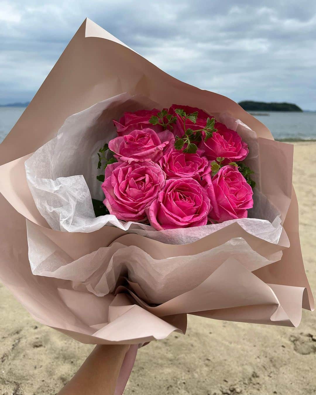 くまみゆさんのインスタグラム写真 - (くまみゆInstagram)「. .  超一流ホテルやレストランで提供されているワンランク上のお花が毎日届くバラの定期便4回目🌹 @moafura_official  届いたっっ ピンクの花束可愛すぎたので ビキニもピンク👙 . .  モアフラは、バラの取り扱いが日本一の最高品質のバラを仕入れてるみたい🌹 ほんとに綺麗で、可愛くて気に入っちゃったのでまた頼みたいッッ🌹 . .  #moafura  #モアフラ #お花の定期便 #お花のある暮らし #お花屋さん#お花好きな人と繋がりたい #バラのある生活 #バラの花束 #バラ#バラサブスク#バラの定期便#豪華なバラ #お花#綺麗#オシャレ#可愛い#お花と私」9月13日 19時44分 - kumamiyu.24