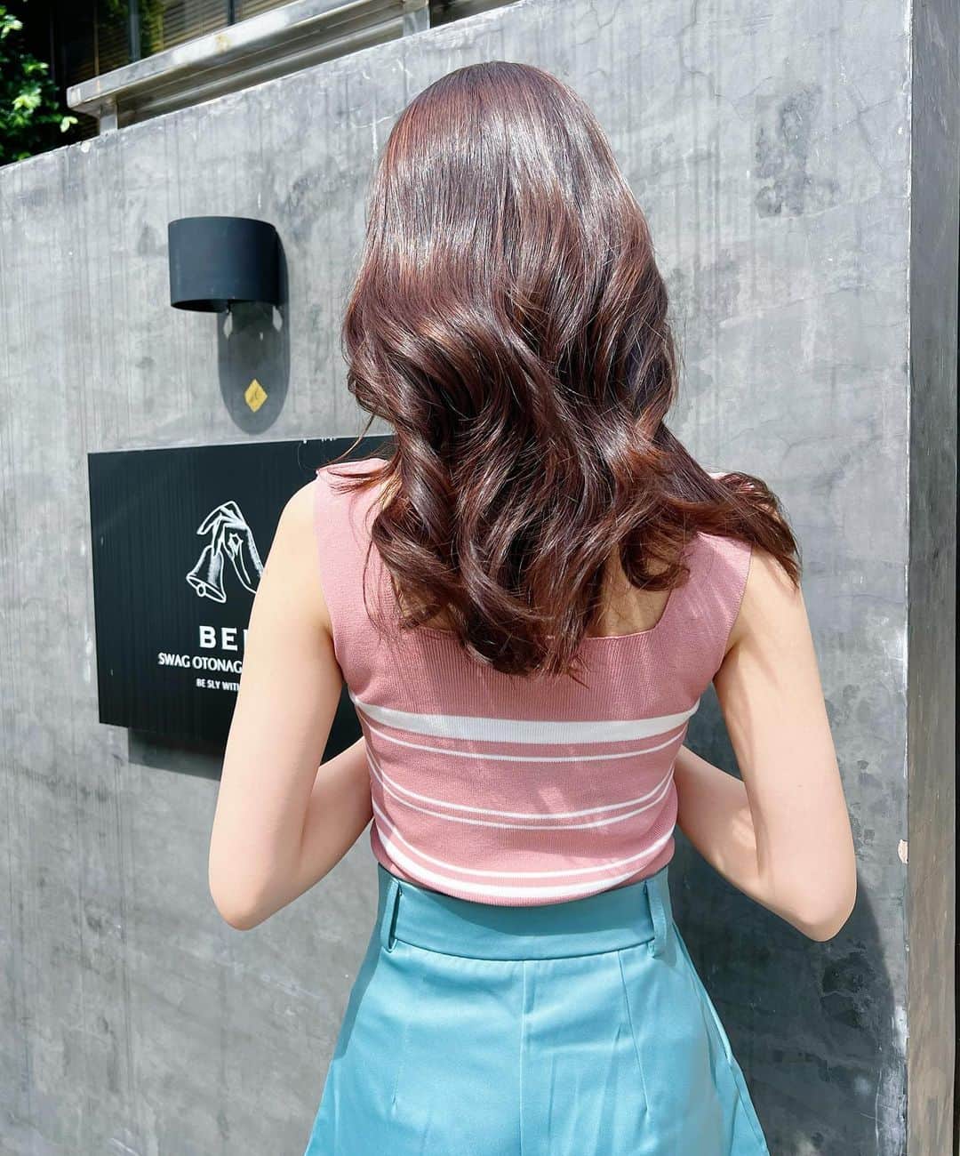 松中みなみさんのインスタグラム写真 - (松中みなみInstagram)「バンコク🇹🇭で 　イメチェン♫ ✂️✨  地毛が赤毛、日焼けしてさらに赤が でしゃばってきてたから それを何とかして〜💦とオーダーしたら…！ こんなステキな色に🥹💗💗  カットもおまかせしたら けっこう切ってもらって、めちゃアレンジしやすい💕  これは…  いつでもタイに移住できるな😏🇹🇭💓  #バンコク旅行 #バンコク美容室  #タイ旅行 #bangkokhairsalon」9月13日 19時52分 - minami_matsunaka