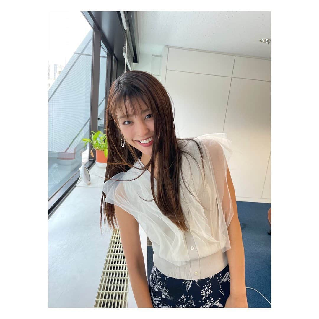 岡副麻希さんのインスタグラム写真 - (岡副麻希Instagram)「. 東京の暑さにたまげたわ🫠🍧 ⁡ いろいろと注意が散漫してる瞬間🤳 わかりやすいんです。 ⁡ ⁡ 衣装 tots#snidel skirt#lagunamoon  pierce#jouete ⁡  #まだ夏模様だよね？ #まだまだノースリーブいけるかしら」9月13日 20時22分 - maki_okazoe_official