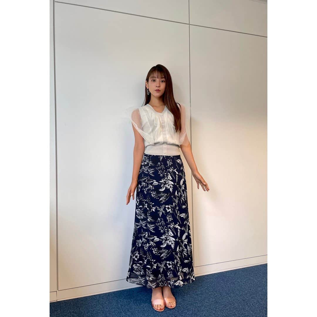 岡副麻希さんのインスタグラム写真 - (岡副麻希Instagram)「. 東京の暑さにたまげたわ🫠🍧 ⁡ いろいろと注意が散漫してる瞬間🤳 わかりやすいんです。 ⁡ ⁡ 衣装 tots#snidel skirt#lagunamoon  pierce#jouete ⁡  #まだ夏模様だよね？ #まだまだノースリーブいけるかしら」9月13日 20時22分 - maki_okazoe_official