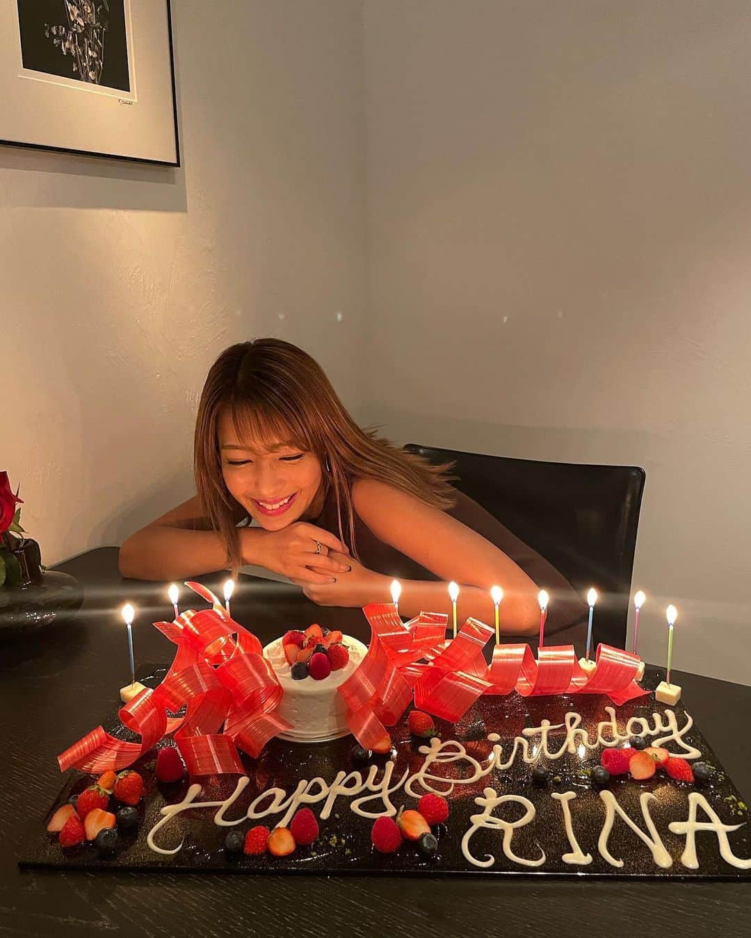 橋本梨菜さんのインスタグラム写真 - (橋本梨菜Instagram)「本日9.13にお誕生日を迎えました♡  幸せすぎるお誕生日会でのサプライズに驚いて、とにかく泣きすぎて目がパンパンです🫣💜  おめでとう！って言われるたび涙がぽろぽろ🥲お酒のせいだったのかしら🤭  とにかく大好きな人達に囲まれて幸せだったなぁ☺️💗  今年も頑張ります😏✨  飾り付けもめちゃくちゃ可愛い♡  そして推したちがたくさん貼られてるのも、気にしないでくださいw」9月13日 20時26分 - hashimoto_rina_