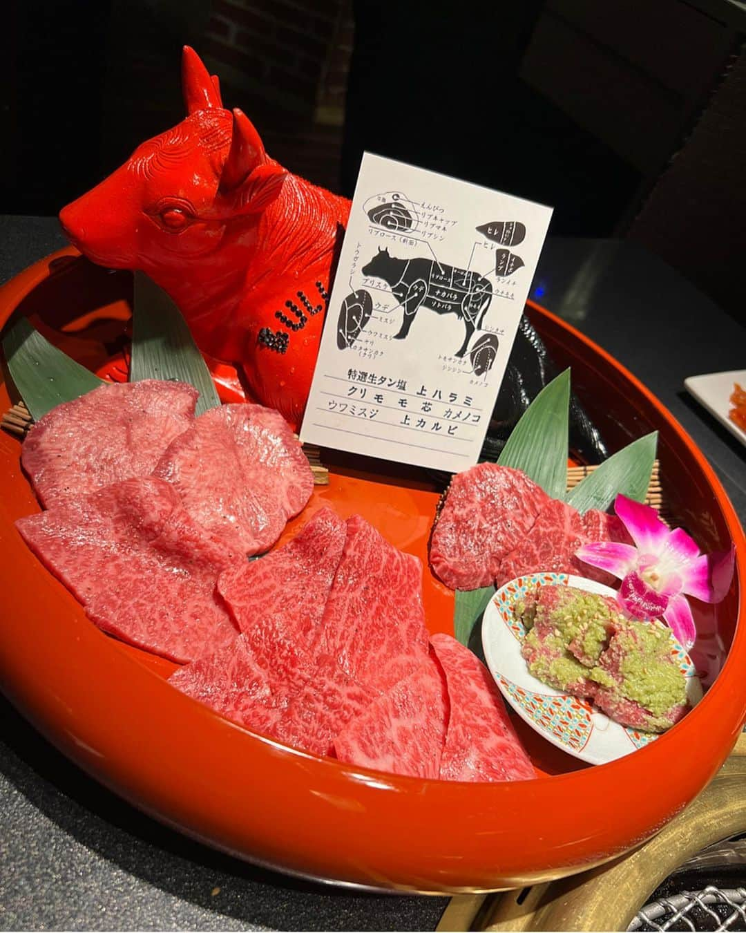 真優川咲さんのインスタグラム写真 - (真優川咲Instagram)「#🐂#🥩#🍣#🍷#👅#🥓 ✨ #大好きなお店 ☺︎🧡🧡  #麻布十番焼肉BULLS ~【 @bulls.bulls.bulls】へ✨ また来れて(2度めの来店)幸せでしたん😚🥩✨  今回は⭐️ 『麻布十番焼肉BULLS10周年記念コース』 #ブルズサラダ #キムナム盛 #和牛握りキャビア乗せ #炙りサーロイン握り雲丹乗せ #元祖黒毛和牛の生ユッケ #プレミアムブルズ盛　(演出付き) (生タン、和牛ハラミ、和牛ヒレ、赤身3種、霜降り2種 ) #炙りサーロインの一口トリュフ丼 #名物雲丹とろろ冷麺 #黒蜜杏仁豆腐 を頂いても〜ぅ🐮大大満足❣️👏🐂  お席もカーテンで仕切られていて#半個室 なので 人目を気にせずお食事を楽しめます 😉🧡❤️‍🔥  #BBQ 風を味合えそうな#テラス席 とかもあって👀 またこよぅ〜ってお友達と話してた🥰🎵  ⚠️個人的にここの#冷麺 が飛ぶほど美味しので お近くの方はぜひ🤗💕  #PR #麻布十番グルメ #麻布十番ランチ #麻布十番ディナー #東京グルメ #肉寿司 #麻布十番焼肉 #東京焼肉 #咲グルメ💋」9月13日 20時31分 - saki_411