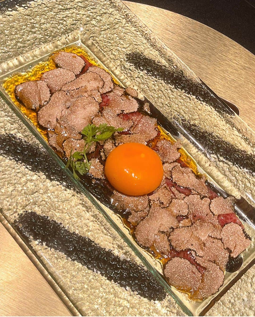 真優川咲さんのインスタグラム写真 - (真優川咲Instagram)「#🐂#🥩#🍣#🍷#👅#🥓 ✨ #大好きなお店 ☺︎🧡🧡  #麻布十番焼肉BULLS ~【 @bulls.bulls.bulls】へ✨ また来れて(2度めの来店)幸せでしたん😚🥩✨  今回は⭐️ 『麻布十番焼肉BULLS10周年記念コース』 #ブルズサラダ #キムナム盛 #和牛握りキャビア乗せ #炙りサーロイン握り雲丹乗せ #元祖黒毛和牛の生ユッケ #プレミアムブルズ盛　(演出付き) (生タン、和牛ハラミ、和牛ヒレ、赤身3種、霜降り2種 ) #炙りサーロインの一口トリュフ丼 #名物雲丹とろろ冷麺 #黒蜜杏仁豆腐 を頂いても〜ぅ🐮大大満足❣️👏🐂  お席もカーテンで仕切られていて#半個室 なので 人目を気にせずお食事を楽しめます 😉🧡❤️‍🔥  #BBQ 風を味合えそうな#テラス席 とかもあって👀 またこよぅ〜ってお友達と話してた🥰🎵  ⚠️個人的にここの#冷麺 が飛ぶほど美味しので お近くの方はぜひ🤗💕  #PR #麻布十番グルメ #麻布十番ランチ #麻布十番ディナー #東京グルメ #肉寿司 #麻布十番焼肉 #東京焼肉 #咲グルメ💋」9月13日 20時31分 - saki_411