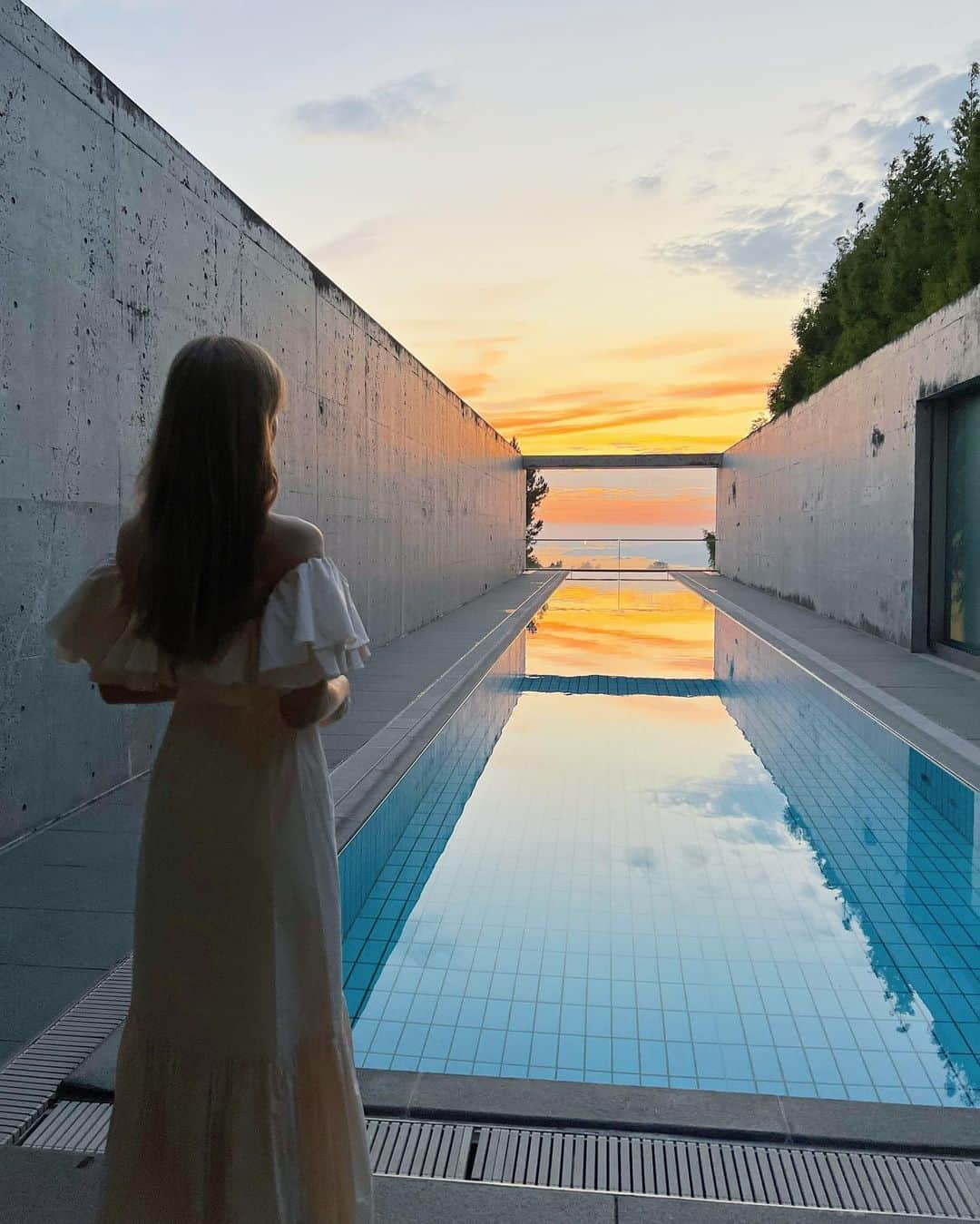 得あゆさんのインスタグラム写真 - (得あゆInstagram)「こんなに綺麗な景色が見れるなら生きる！ 夕焼けが本当に綺麗でずっと見つめていたかった👏🏻🌅  瀬戸内海を一望しながら過ごせる 安藤忠雄建築の青凪リトリート 。 @okcs_setouchi_aonagi  ・ ・ ・ ・ ・ ・ ・ ・ ・ ・ ・ ・ ・ ・ ・ ・ ・ ・ ・ ・ ・ ・ ・ ・ ・ ・ #夏の思い出#青凪リトリート#松山#愛媛#愛媛旅行#松山観光#四国#四国旅行#ホテルプール#プール付きホテル#露天風呂付き客室#露天風呂#子育てママ#家族旅行#金髪#ママファッション#ママライフ#旅行#家族の時間#非現実#子連れ旅行#子連れ#男の子ママ#安藤忠雄#安藤忠雄建築#建築#夕焼け#サンセット#sunset#setouchiaonagi」9月13日 20時49分 - tokuayu819