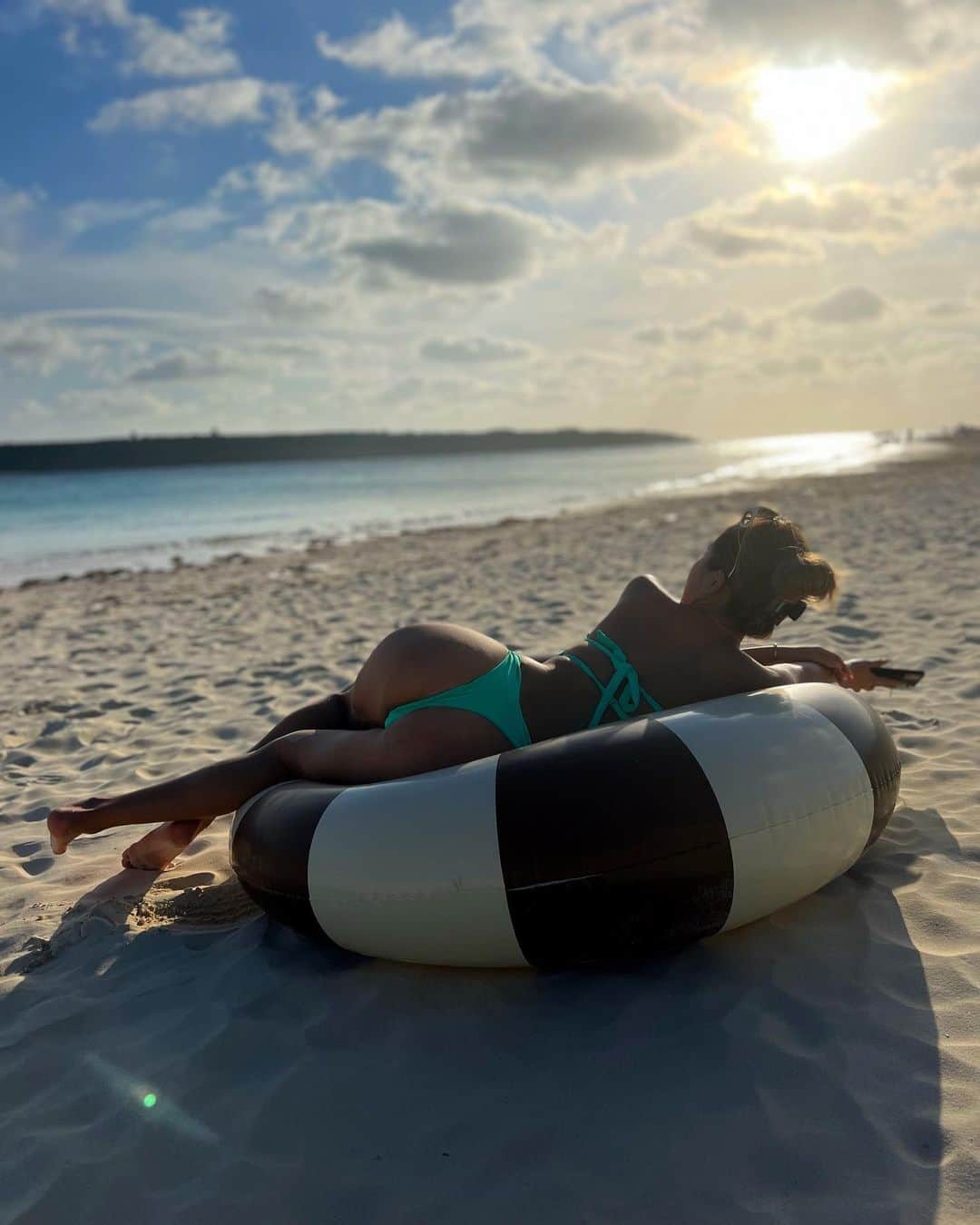 鈴木愛美さんのインスタグラム写真 - (鈴木愛美Instagram)「: 𝙲𝚑𝚒𝚕𝚕 𝙻𝚒𝚏𝚎𓇼  宮古島の海が好き。 浜辺でまったりする時間がたまらなく好き。  🫰🏾❤️‍🔥  #pinkyshake #pinkyshakebikini」9月13日 20時59分 - x.manya.x