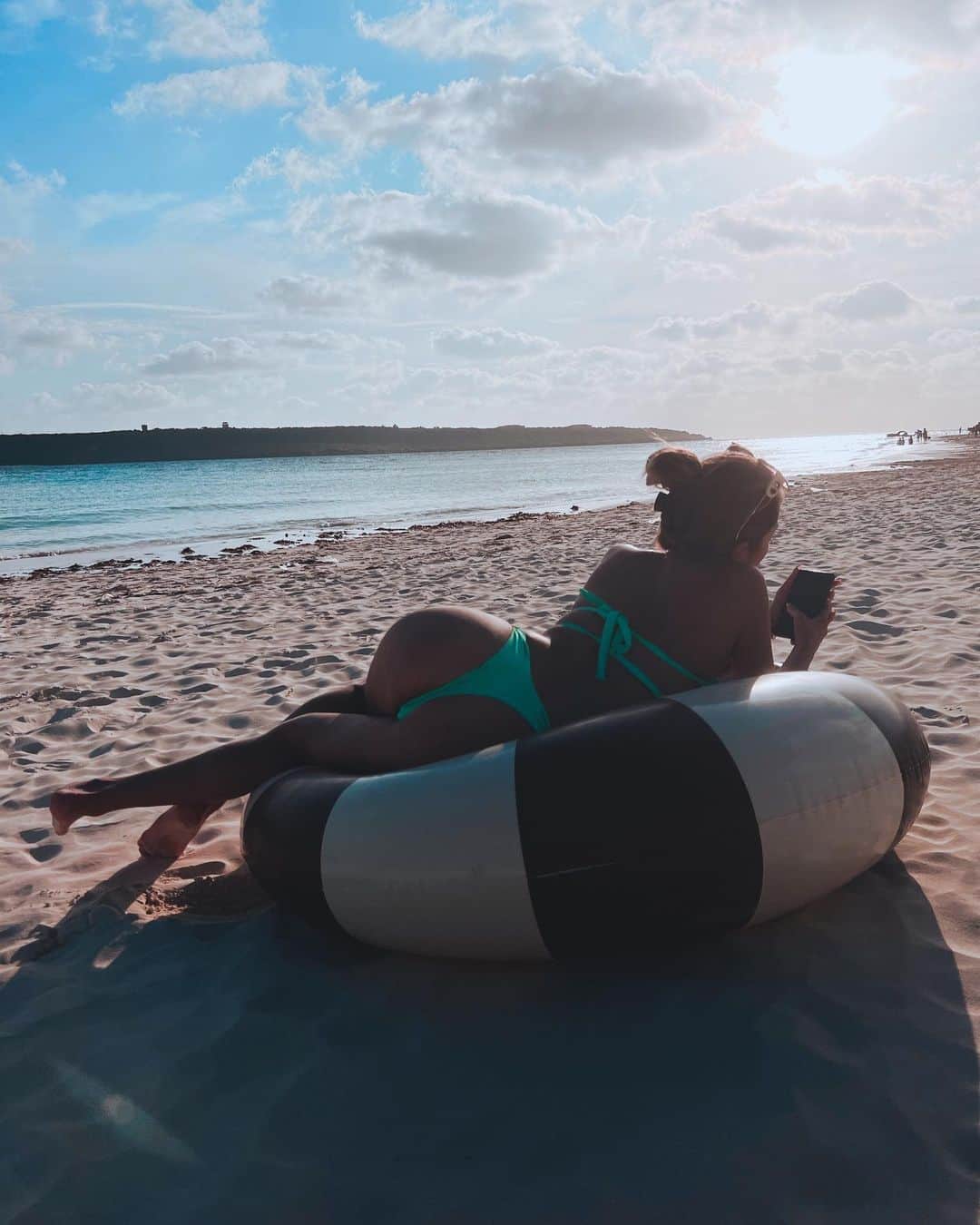 鈴木愛美さんのインスタグラム写真 - (鈴木愛美Instagram)「: 𝙲𝚑𝚒𝚕𝚕 𝙻𝚒𝚏𝚎𓇼  宮古島の海が好き。 浜辺でまったりする時間がたまらなく好き。  🫰🏾❤️‍🔥  #pinkyshake #pinkyshakebikini」9月13日 20時59分 - x.manya.x