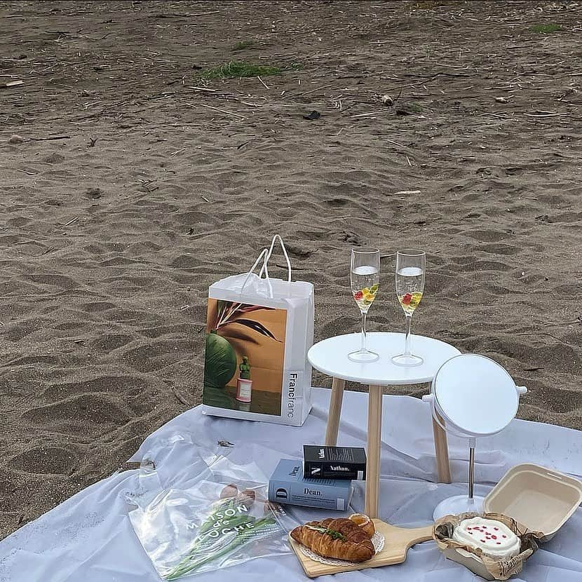 RiLiさんのインスタグラム写真 - (RiLiInstagram)「寒くなる前に急いで🫠 【海ピクニック】🏖🍷💘 . あつ〜い夏が終わりに向かって みんなだいすきな季節❣️ 秋がきた〜〜🌝🤎 . 夏にやり残したことが ある子はやりたかったこと 急いでやろう〜😉🎶 . 少し涼しくなった今の時期🍁に おすすめしたいのが海ピク🏖 . 浜辺でおしゃピクするのが とにかく可愛い🤤 . 夕方になるとエモ〜い空が 見れちゃうカモ👀💞 . ❣️❣️❣️⁣ RiLi.tokyoはみんなの⁣ 「なりたい」「やりたい」を応援💡⁣ .⁣ かわいいコーデやアイテム⁣ 注目スポットなどが撮れたら⁣ ハッシュタグ→#rili_tokyo を付けて投稿してね❗⁣⁣ RiLiで紹介しちゃうかも🤭⁣ ．⁣⁣ Special Thanks💋 Photo by⁣⁣ @chu._ppi  @tlsl06__sana_  @n___miiy  @r___tkhs  @yuna._.25  @s.z.amor  @sa.wone  @____ha.t  .⁣⁣ #rili_tokyo #おしゃれさんと繋がりたい #お洒落さんと繋がりたい #ファッション #패션스타그램 #ootd #outfit #海ピクニック#ピクニック #おしゃピク#riliっぽピクニック#海フォト#ピクニックコーデ #おしゃぴく #海ぴく #海ピク #ハートポーズ」9月13日 21時25分 - rili.tokyo