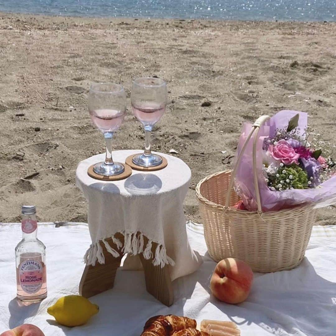 RiLiさんのインスタグラム写真 - (RiLiInstagram)「寒くなる前に急いで🫠 【海ピクニック】🏖🍷💘 . あつ〜い夏が終わりに向かって みんなだいすきな季節❣️ 秋がきた〜〜🌝🤎 . 夏にやり残したことが ある子はやりたかったこと 急いでやろう〜😉🎶 . 少し涼しくなった今の時期🍁に おすすめしたいのが海ピク🏖 . 浜辺でおしゃピクするのが とにかく可愛い🤤 . 夕方になるとエモ〜い空が 見れちゃうカモ👀💞 . ❣️❣️❣️⁣ RiLi.tokyoはみんなの⁣ 「なりたい」「やりたい」を応援💡⁣ .⁣ かわいいコーデやアイテム⁣ 注目スポットなどが撮れたら⁣ ハッシュタグ→#rili_tokyo を付けて投稿してね❗⁣⁣ RiLiで紹介しちゃうかも🤭⁣ ．⁣⁣ Special Thanks💋 Photo by⁣⁣ @chu._ppi  @tlsl06__sana_  @n___miiy  @r___tkhs  @yuna._.25  @s.z.amor  @sa.wone  @____ha.t  .⁣⁣ #rili_tokyo #おしゃれさんと繋がりたい #お洒落さんと繋がりたい #ファッション #패션스타그램 #ootd #outfit #海ピクニック#ピクニック #おしゃピク#riliっぽピクニック#海フォト#ピクニックコーデ #おしゃぴく #海ぴく #海ピク #ハートポーズ」9月13日 21時25分 - rili.tokyo