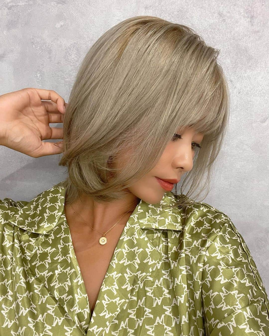 NAHOさんのインスタグラム写真 - (NAHOInstagram)「#newhair 💋 thank you♡ @cs_made_by_shachu  @keisuke.kdo  . . 6月からの島生活でのびにのびたぷりんさんと🍮痛みで切れ切れの髪の毛をメンテナンスしてもらいました🥺♡ カラーにカット、トリートメントのふるコース(T . T)❤️ やっと美容院いけたあーっ🤣🎶 . . 急遽の台風休みでお願いしたのに遅くまでありがとおございます🙏🌺 けーすけさんの美容院素敵なサロンだった🥺✨ 北谷のアメリカンビレッジの中にあっておしゃれなサロン💎 みなさんもぜひけーすけさんに担当してもらってね❤️ . . . #NAHO #hairstyle #haircolor #haircut #shorthair #okinawa #chatan #okinawalife #なちぽん #ヘアカラー #ヘアモデル #ヘアスタイル #ショートヘア #沖縄 #沖縄移住 #北谷」9月13日 21時26分 - naho25__kai_noa