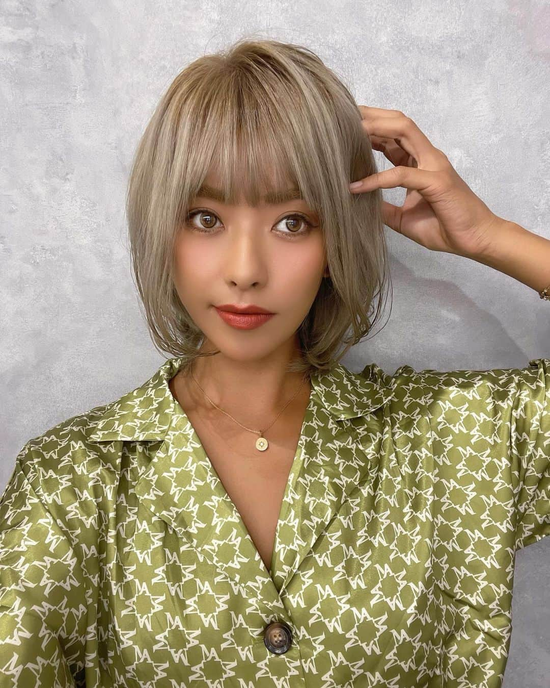 NAHOさんのインスタグラム写真 - (NAHOInstagram)「#newhair 💋 thank you♡ @cs_made_by_shachu  @keisuke.kdo  . . 6月からの島生活でのびにのびたぷりんさんと🍮痛みで切れ切れの髪の毛をメンテナンスしてもらいました🥺♡ カラーにカット、トリートメントのふるコース(T . T)❤️ やっと美容院いけたあーっ🤣🎶 . . 急遽の台風休みでお願いしたのに遅くまでありがとおございます🙏🌺 けーすけさんの美容院素敵なサロンだった🥺✨ 北谷のアメリカンビレッジの中にあっておしゃれなサロン💎 みなさんもぜひけーすけさんに担当してもらってね❤️ . . . #NAHO #hairstyle #haircolor #haircut #shorthair #okinawa #chatan #okinawalife #なちぽん #ヘアカラー #ヘアモデル #ヘアスタイル #ショートヘア #沖縄 #沖縄移住 #北谷」9月13日 21時26分 - naho25__kai_noa