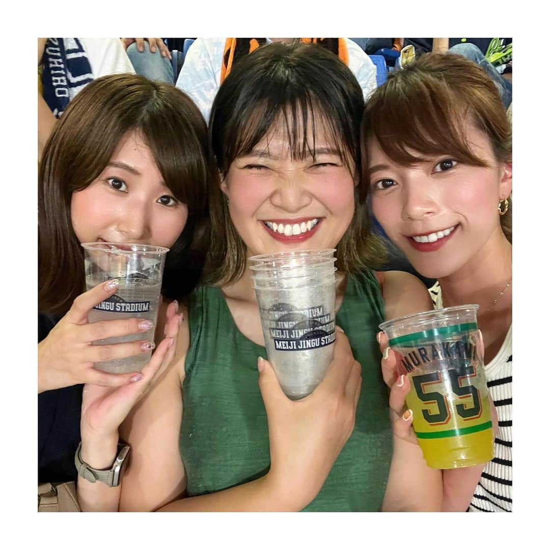 三谷紬さんのインスタグラム写真 - (三谷紬Instagram)「* 夏の終わりになると 神宮球場に行きたくなるのは私だけでしょうか…⚾️ 郷にいりては郷に従えということで つばみちゃんの傘を買ってみました⛱ （野球もサッカーもどこファンというわけではないのです） 神宮ホームの東京ダービーが最後ということもあり 大盛り上がり！！！ 今回の目的はもちろん村上選手のホームラン。 運良く“村神さま”の54号55号と歴史的瞬間が見られました😭 ドラマのあるホームランについつい涙が、、、 村上選手歴史的大記録達成！ 本当におめでとうございます‼︎😭 スポーツ観戦ってやっぱり最高に面白い！ セパ共に優勝争いも熾烈なシーズン終盤 熱い戦いが続きますねー!🌶 * #baseball#野球#セリーグ#ヤクルトスワローズ#東京ヤクルトスワローズ#ヤクルト#yakult#swallows#読売巨人軍#読売ジャイアンツ#読売#ジャイアンツ#巨人#神宮球場#つばみ#つば九郎#可愛い#大記録#54号#55号#ホームラン#村上宗隆 選手#記録#homerun#乱打戦#野球女子#テレビ朝日#アナウンサー#三谷紬」9月13日 21時55分 - mitani_tsumugi