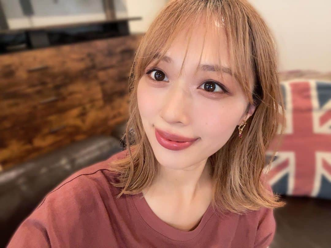 yurikaさんのインスタグラム写真 - (yurikaInstagram)「💗lipsticks💄 * この間の動画でも付けていたリップの組み合わせ！ 最近これにめちゃハマってる💄 明るめの馴染みのいいピンクと ローズブラウンを合わせると 落ち着いてるけど、可愛さもあるピンクベージュにしてくれる✨ 絶妙な色合いがたまらん🤤💕 少し秋っぽさもあるかな🍂 * ハマりすぎているぅ🤎 もちろん単色も可愛いよ✊ * * @maccosmeticsjapan  ラスターガラスリップスティック ポッシュピット キャンユーテル？ 各¥3850 * * #maccosmetics #lipsticks #ラスターガラスリップスティック #ポッシュピット #キャンユーテル #リップスティック #デパコス #秋リップ #ピンクベージュ #艶リップ #ピンクベージュメイク #おすすめコスメ #コスメ #メイク」9月13日 22時42分 - yuri0813ka