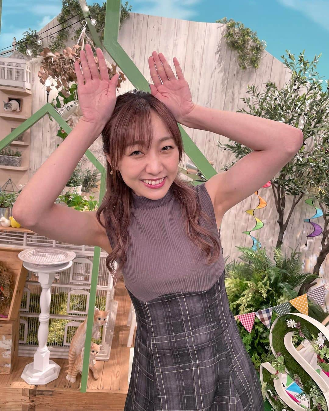 須田亜香里さんのインスタグラム写真 - (須田亜香里Instagram)「ここ最近のテレビ衣装とヘアアレンジたち。 この髪の毛ぐるぐるポニーテールが好きだった💓 みんなはどんなのが好きなの？☺️  🤎メ〜テレ #ドデスカ #ローポニーアレンジ   🐰#東海テレビスイッチ #ハーフアップお団子   💗テレビ朝日 #池上彰のニュースそうだったのか  #ストレートヘア   🥀東海テレビ #タイチサン #ミディアムヘアアレンジ  #エクステなし ←イマココ」9月14日 2時58分 - akarisuda