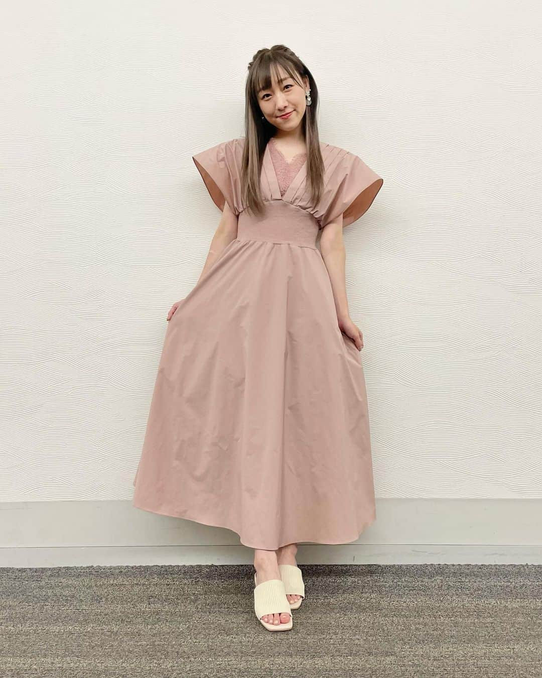 須田亜香里さんのインスタグラム写真 - (須田亜香里Instagram)「ここ最近のテレビ衣装とヘアアレンジたち。 この髪の毛ぐるぐるポニーテールが好きだった💓 みんなはどんなのが好きなの？☺️  🤎メ〜テレ #ドデスカ #ローポニーアレンジ   🐰#東海テレビスイッチ #ハーフアップお団子   💗テレビ朝日 #池上彰のニュースそうだったのか  #ストレートヘア   🥀東海テレビ #タイチサン #ミディアムヘアアレンジ  #エクステなし ←イマココ」9月14日 2時58分 - akarisuda