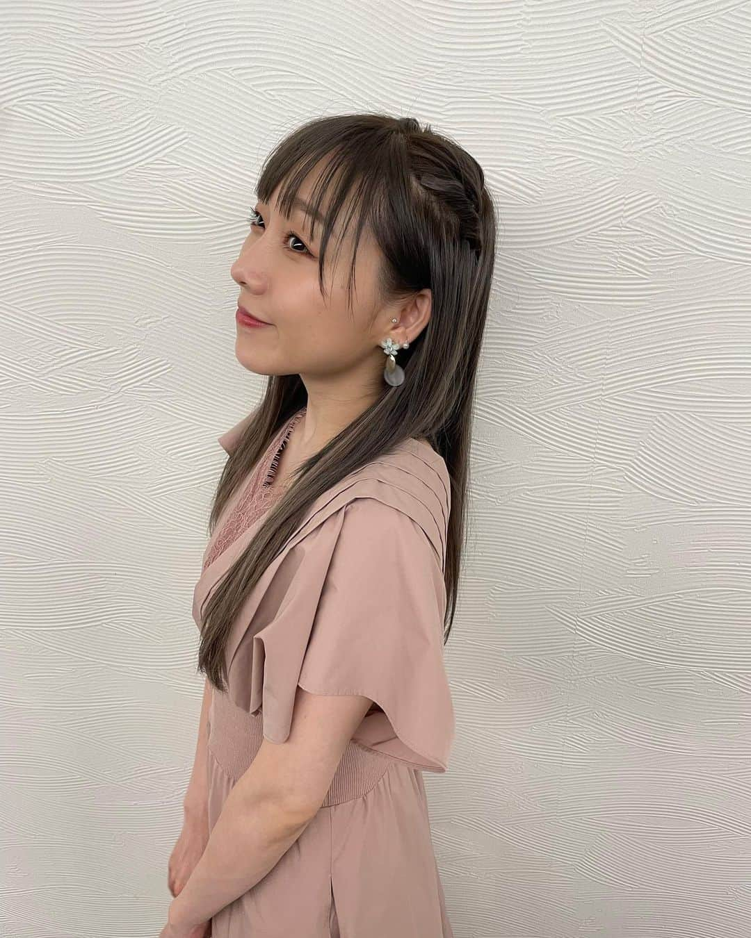 須田亜香里さんのインスタグラム写真 - (須田亜香里Instagram)「ここ最近のテレビ衣装とヘアアレンジたち。 この髪の毛ぐるぐるポニーテールが好きだった💓 みんなはどんなのが好きなの？☺️  🤎メ〜テレ #ドデスカ #ローポニーアレンジ   🐰#東海テレビスイッチ #ハーフアップお団子   💗テレビ朝日 #池上彰のニュースそうだったのか  #ストレートヘア   🥀東海テレビ #タイチサン #ミディアムヘアアレンジ  #エクステなし ←イマココ」9月14日 2時58分 - akarisuda