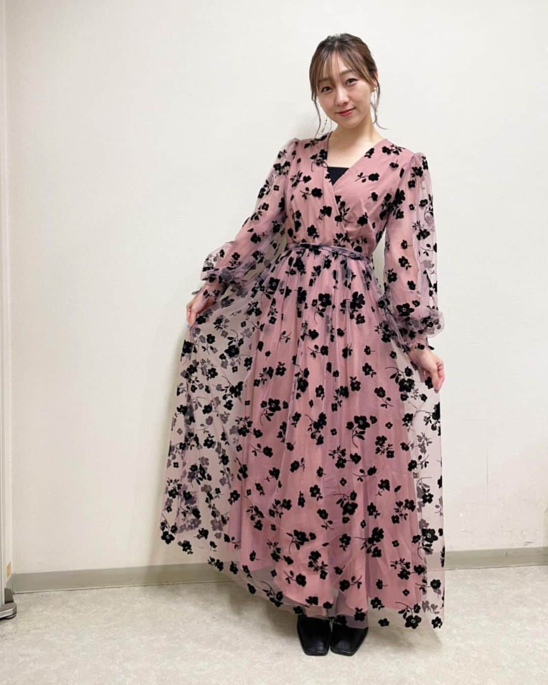 須田亜香里さんのインスタグラム写真 - (須田亜香里Instagram)「ここ最近のテレビ衣装とヘアアレンジたち。 この髪の毛ぐるぐるポニーテールが好きだった💓 みんなはどんなのが好きなの？☺️  🤎メ〜テレ #ドデスカ #ローポニーアレンジ   🐰#東海テレビスイッチ #ハーフアップお団子   💗テレビ朝日 #池上彰のニュースそうだったのか  #ストレートヘア   🥀東海テレビ #タイチサン #ミディアムヘアアレンジ  #エクステなし ←イマココ」9月14日 2時58分 - akarisuda