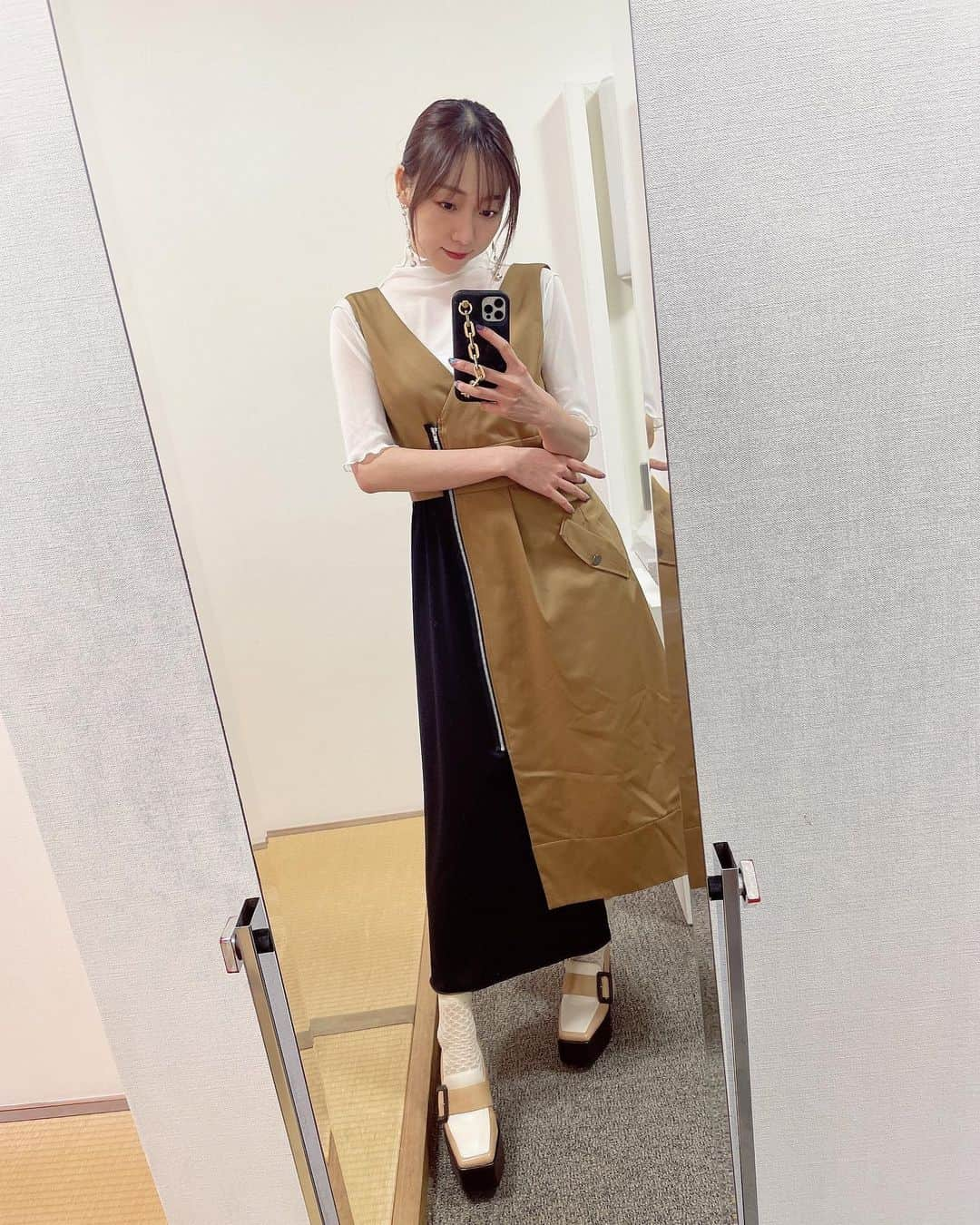 須田亜香里さんのインスタグラム写真 - (須田亜香里Instagram)「ここ最近のテレビ衣装とヘアアレンジたち。 この髪の毛ぐるぐるポニーテールが好きだった💓 みんなはどんなのが好きなの？☺️  🤎メ〜テレ #ドデスカ #ローポニーアレンジ   🐰#東海テレビスイッチ #ハーフアップお団子   💗テレビ朝日 #池上彰のニュースそうだったのか  #ストレートヘア   🥀東海テレビ #タイチサン #ミディアムヘアアレンジ  #エクステなし ←イマココ」9月14日 2時58分 - akarisuda