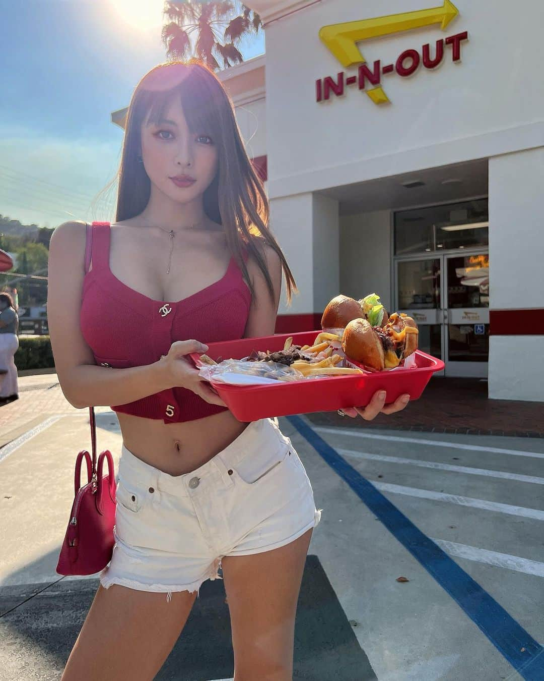 濱野りれさんのインスタグラム写真 - (濱野りれInstagram)「Finally!!! @innout  Born Cali, Using only American beef and cholesterol free oil. I had enjoyed Cheese Burger and Fries with Animal Style🐯 It's worth for lining up for. Mission accomplished!   . インアウトバーガー🍔🇺🇸 カリフォルニアで生まれたアメリカ本土でしか 食べれないハンバーガー ファーストフードだけど冷凍は一切使わず 100%アメリカンビーフ。油もコレステロールフリー🙆‍♀️ 裏メニューのアニマルスタイルでオーダーしたよ ファーストフード店の中で一番好き！並ぶ価値あり😻  . #InNOutBurger #InNOut #LAfoodie #LAfoodies #LosAngeleseats #LAeats #animalstyle #LAlife  #ロサンゼルス #ロサンゼルス生活 #LA生活 #インアウトバーガー」9月14日 9時16分 - riregram