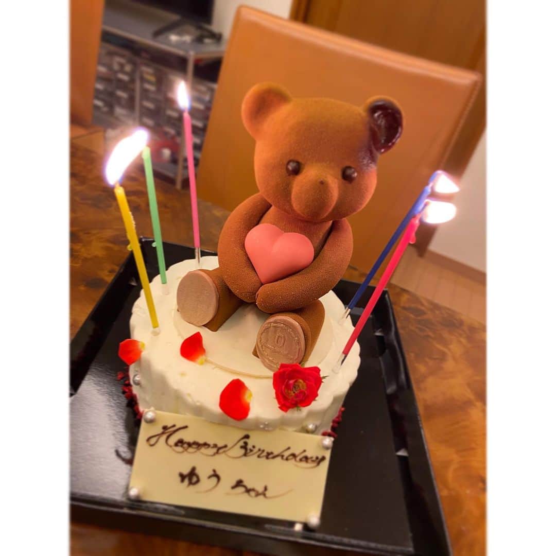 秋本祐希さんのインスタグラム写真 - (秋本祐希Instagram)「熊とわたし。 @chan88takashi & @yukitang0509 ありがとう❤︎ #thankyou #birthdaycake #🧸 #birthday #happy 数年前のお話 ちー @haruharumomo がくれた birthdaycakeにも熊さんがいました。 その熊さんはまるで 鮭をくわえた木彫りのような あの雰囲気の白熊でした。 どうやってオーダーしたのか？と爆笑した事を この愛くるしい熊さんを見て思い出したとさ。」9月14日 9時57分 - ayuuki0908