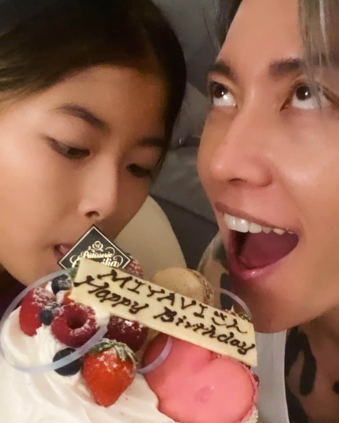 雅-MIYAVI-さんのインスタグラム写真 - (雅-MIYAVI-Instagram)「Thank you all for your bday wishes!  いくつになっても  お祝いしてくれる人がいることは幸せなことです。  感謝と共に  気を引き締め直して  芸を磨いて、己を磨いて、心を磨いて、 精進していきたいと思います。  ありがとう！  (写真はヘルドッグスチームにいただいたケーキをかじろうと狙っている娘ジュエリと)  🙏🏻🙏🏻😌💙」9月14日 11時09分 - miyavi_ishihara