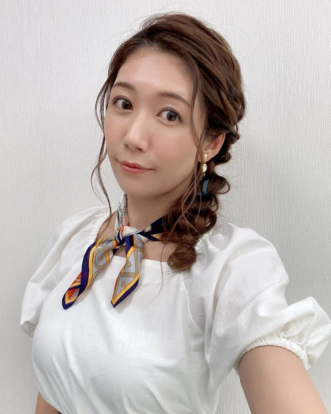 穂川果音さんのインスタグラム写真 - (穂川果音Instagram)「hairstyle  サイド編み下ろし♪ 毛先をしまっちゃったverです笑 夏のような暑さが続いているので、キラキラめなメイクをしてもらったよ〜✨」9月14日 13時03分 - hokawakanonn