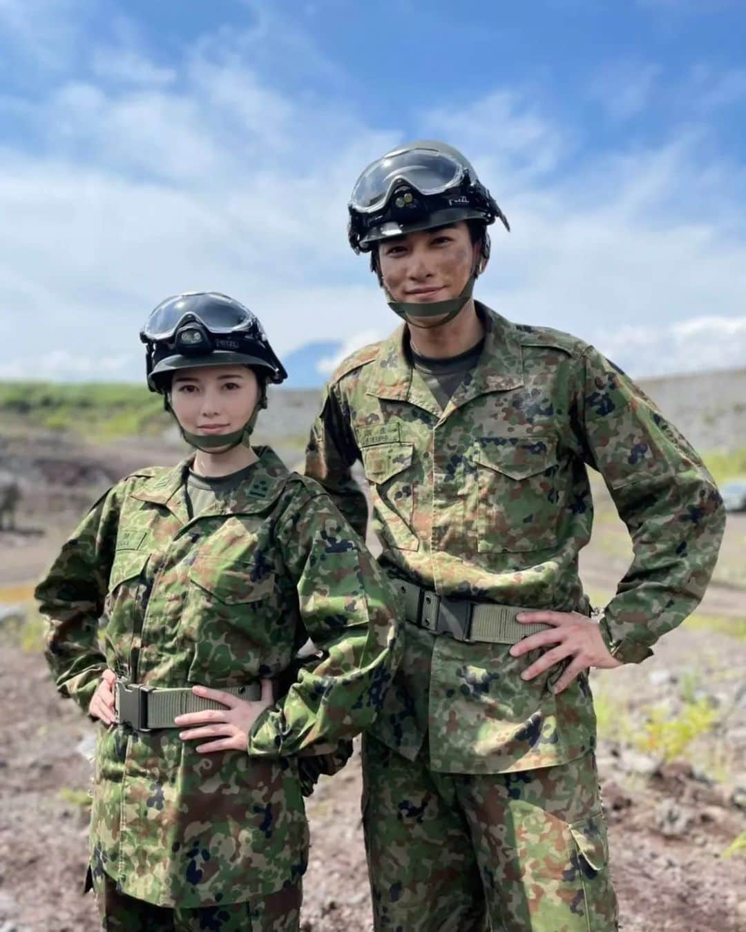 町田啓太さんのインスタグラム写真 - (町田啓太Instagram)「@m.shiraishi.official   白石さんと🧎‍♂️  なんか手を合わせて拝みたくなります。 仕事や人に対する素敵な姿勢に優しさって最強だと教えてもらいました。  かっこいい冬美さんと宙の関係も是非お楽しみください。  #テッパチ 今夜 22:00~ 最終回！」9月14日 13時05分 - keita_machida_official