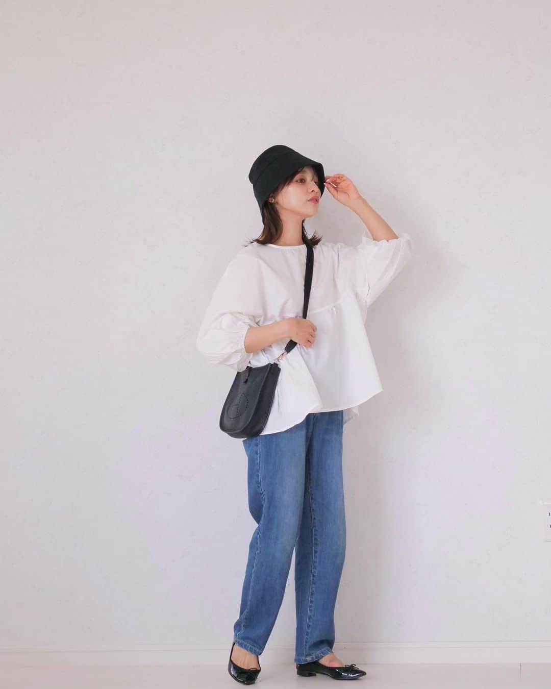 田中亜希子さんのインスタグラム写真 - (田中亜希子Instagram)「昨日はありがとうございました💕💕  さてさて  @fifth_store   本日発売のセレクトアイテムです。 サイトではフェミニンな合わせだったので、こちらでは私服と合わせてなるべく同じデニムでスタイリング👍してみましたよ！  #サイドスリットニットワンピース ロングニットは抜け感がでるようにスリット入りのものをセレクトしました！中に合わせるボトム次第で表情を変えることができるので、コーディネートの幅も広がります。 デニムで合わせてカジュアルに。  #バルーンスリーブペプラムブラウス ペプラムのブラウスは、気になるところをカバーしてくれるアイテム。生地に張りもあり高級感もあります。冬素材の小物とコーディネートしてまだ暑い今の季節でも秋の装いに。  #起毛ツイルロングジレ 小柄さんでもロング丈のジレに挑戦しやすいよう袖・丈など細部にもこだわりました。ポケット付きなので、使い勝手もばっちりです。軽い羽織として今の時期たくさん活躍します。  #サイドスリットタイトスカート スリット入りのスカートは、この秋のトレンドアイテム。スリットも浅めにしているので、小柄さんや大人の女性にも🙆‍♀️  #タックショルダー半袖ニット ショート丈ニットは小柄さんの強い味方。バランスも取りやすいです。肉厚なニットなので高級感もあり、秋気分を高めてくれますよ。私はスカート合わせがおすすめ！  パールのピアスは @phoebe_official つけたらすぐ華やかになるので気に入っています💕  #fifth #fifthtl #フィフス #フィフスタイル #phoebe #フィービー  #コーディネート#おちびの輪 #小柄#小柄コーデ #小柄ファッション#低身長コーデ #低身長  #秋冬コーディネート#秋コーデ  #シンプル#シンプルコーデ#カジュアル#大人カジュアルコーデ#プチプラ#プチプラコーデ」9月14日 13時44分 - akiico