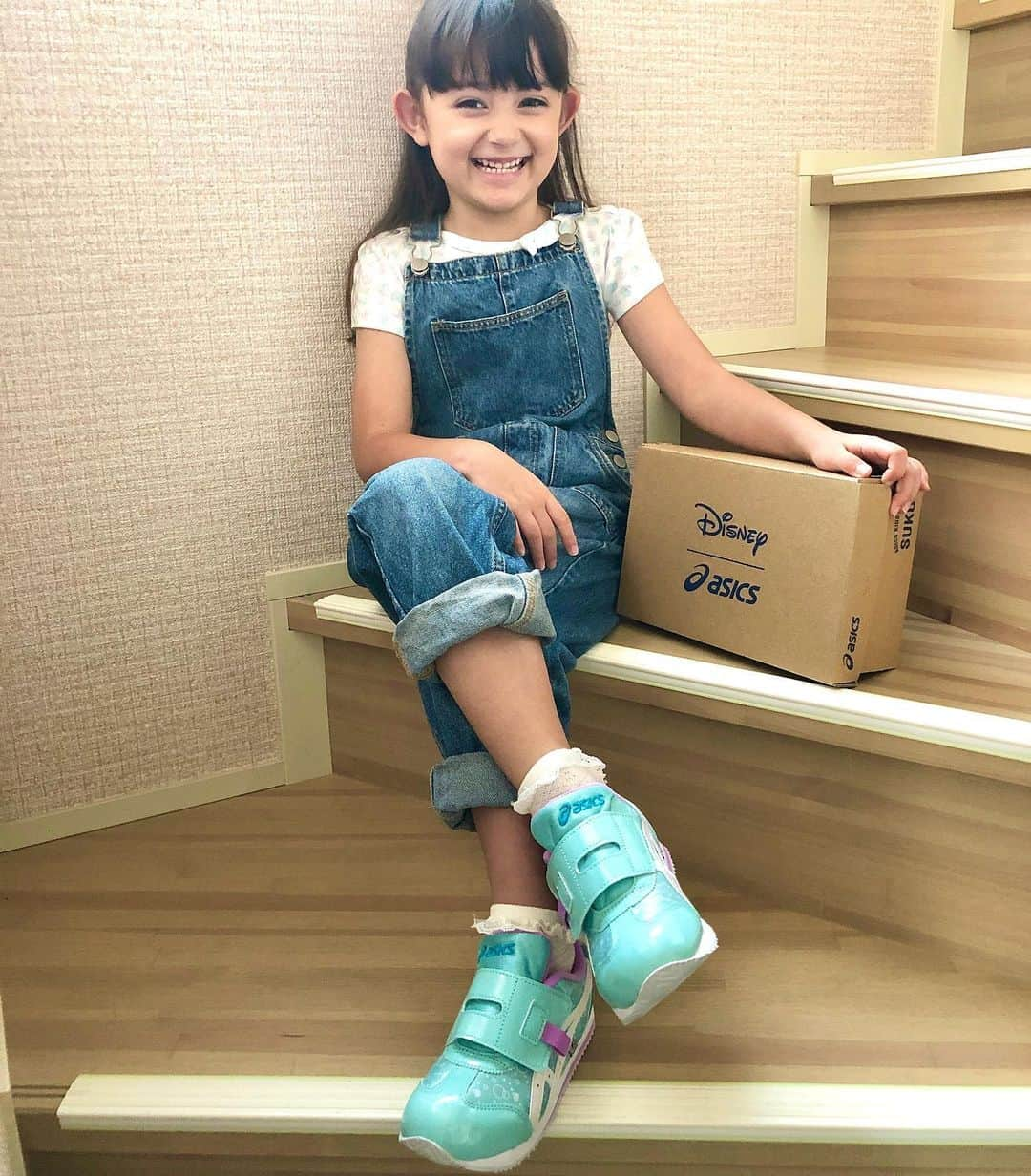 舟橋菜々さんのインスタグラム写真 - (舟橋菜々Instagram)「@asics_kids_japan のキッズシューズ「スクスク」の25周年を記念したシューズ🥳 キラキラデザインとアリエルモチーフ、そして爽やかなカラーに大喜びの瑠花るか丸です💘  オーロラ姫のピンクverも可愛かったけど、最近は“何でもピンクピンク‼︎”期を脱して来て、ブルーやグリーンなどが気になるお年頃のようです🐬👗🦋🍀  今回で愛用し始めて三足目のスクスクですが、よく「園のお友達に靴可愛いね〜って言われた♡」と嬉しそうに帰って来ます😊  相変わらずの脱ぎ履きのし易さ、つま先部分のゆったり設計、汗かきさんに嬉しい抗菌消臭効果など、子供に優しい機能が沢山💯👟  お気に入りの靴で、元気に登園しようね🌞 #ASICSKIDS#ASICS#SUKU2#Disney#DisneyPrincess#スクスク#アリエル#オーロラ#子供#育児#子育て」9月14日 16時10分 - wombatnana