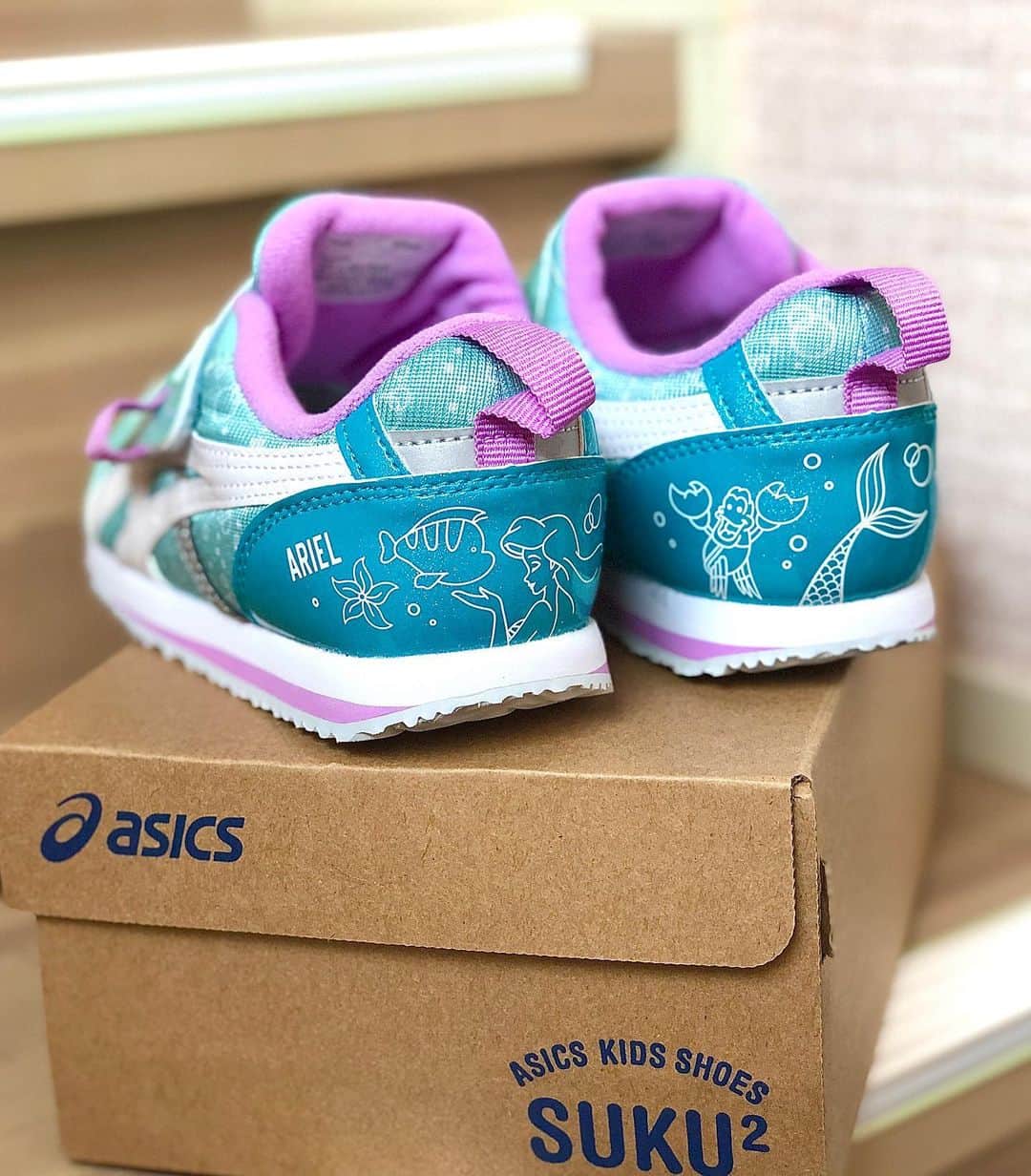 舟橋菜々さんのインスタグラム写真 - (舟橋菜々Instagram)「@asics_kids_japan のキッズシューズ「スクスク」の25周年を記念したシューズ🥳 キラキラデザインとアリエルモチーフ、そして爽やかなカラーに大喜びの瑠花るか丸です💘  オーロラ姫のピンクverも可愛かったけど、最近は“何でもピンクピンク‼︎”期を脱して来て、ブルーやグリーンなどが気になるお年頃のようです🐬👗🦋🍀  今回で愛用し始めて三足目のスクスクですが、よく「園のお友達に靴可愛いね〜って言われた♡」と嬉しそうに帰って来ます😊  相変わらずの脱ぎ履きのし易さ、つま先部分のゆったり設計、汗かきさんに嬉しい抗菌消臭効果など、子供に優しい機能が沢山💯👟  お気に入りの靴で、元気に登園しようね🌞 #ASICSKIDS#ASICS#SUKU2#Disney#DisneyPrincess#スクスク#アリエル#オーロラ#子供#育児#子育て」9月14日 16時10分 - wombatnana