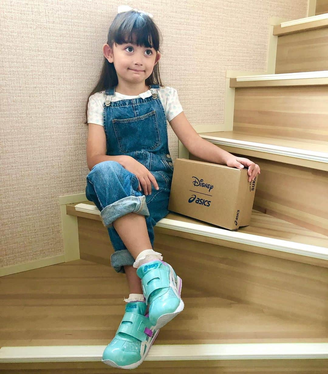 舟橋菜々さんのインスタグラム写真 - (舟橋菜々Instagram)「@asics_kids_japan のキッズシューズ「スクスク」の25周年を記念したシューズ🥳 キラキラデザインとアリエルモチーフ、そして爽やかなカラーに大喜びの瑠花るか丸です💘  オーロラ姫のピンクverも可愛かったけど、最近は“何でもピンクピンク‼︎”期を脱して来て、ブルーやグリーンなどが気になるお年頃のようです🐬👗🦋🍀  今回で愛用し始めて三足目のスクスクですが、よく「園のお友達に靴可愛いね〜って言われた♡」と嬉しそうに帰って来ます😊  相変わらずの脱ぎ履きのし易さ、つま先部分のゆったり設計、汗かきさんに嬉しい抗菌消臭効果など、子供に優しい機能が沢山💯👟  お気に入りの靴で、元気に登園しようね🌞 #ASICSKIDS#ASICS#SUKU2#Disney#DisneyPrincess#スクスク#アリエル#オーロラ#子供#育児#子育て」9月14日 16時10分 - wombatnana